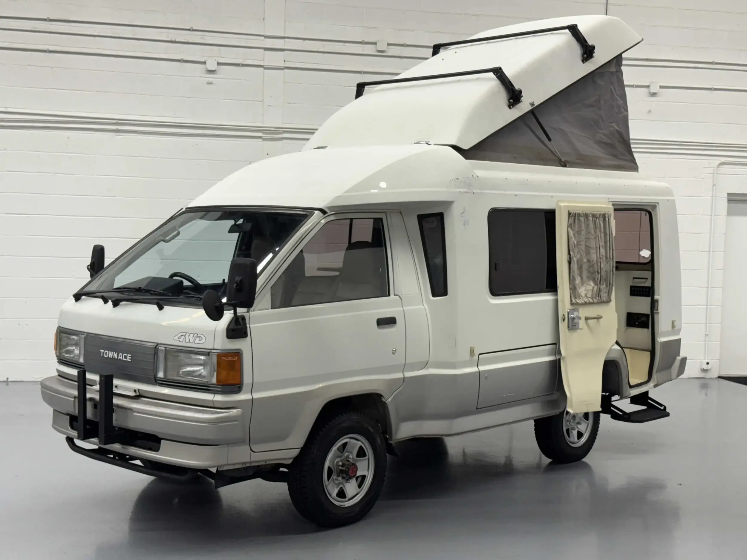1992 Toyota TownAce Pop-Top Camper