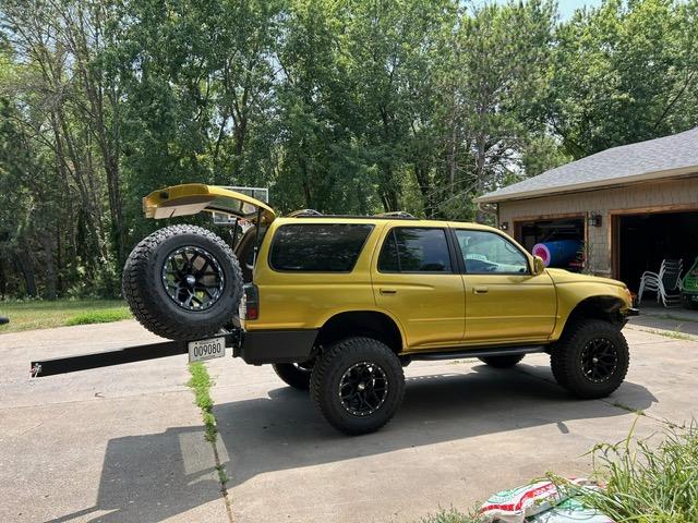 Modified V8-Powered 2000 Toyota 4Runner - 2