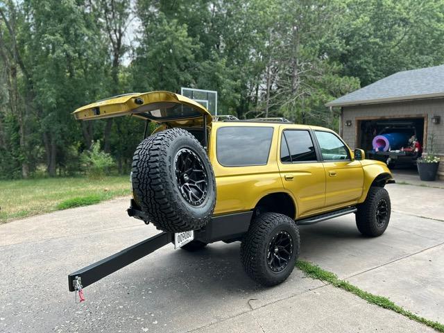 Modified V8-Powered 2000 Toyota 4Runner
