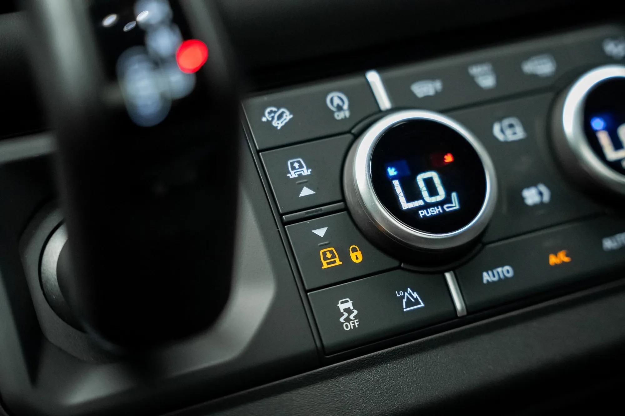 2024 Land Rover Defender 110 Carpathian Edition