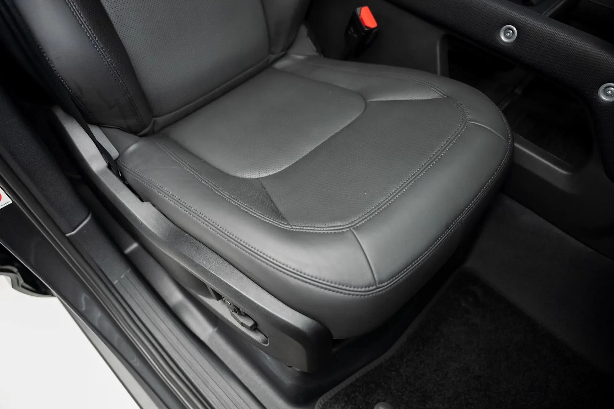 2024 Land Rover Defender 110 Carpathian Edition