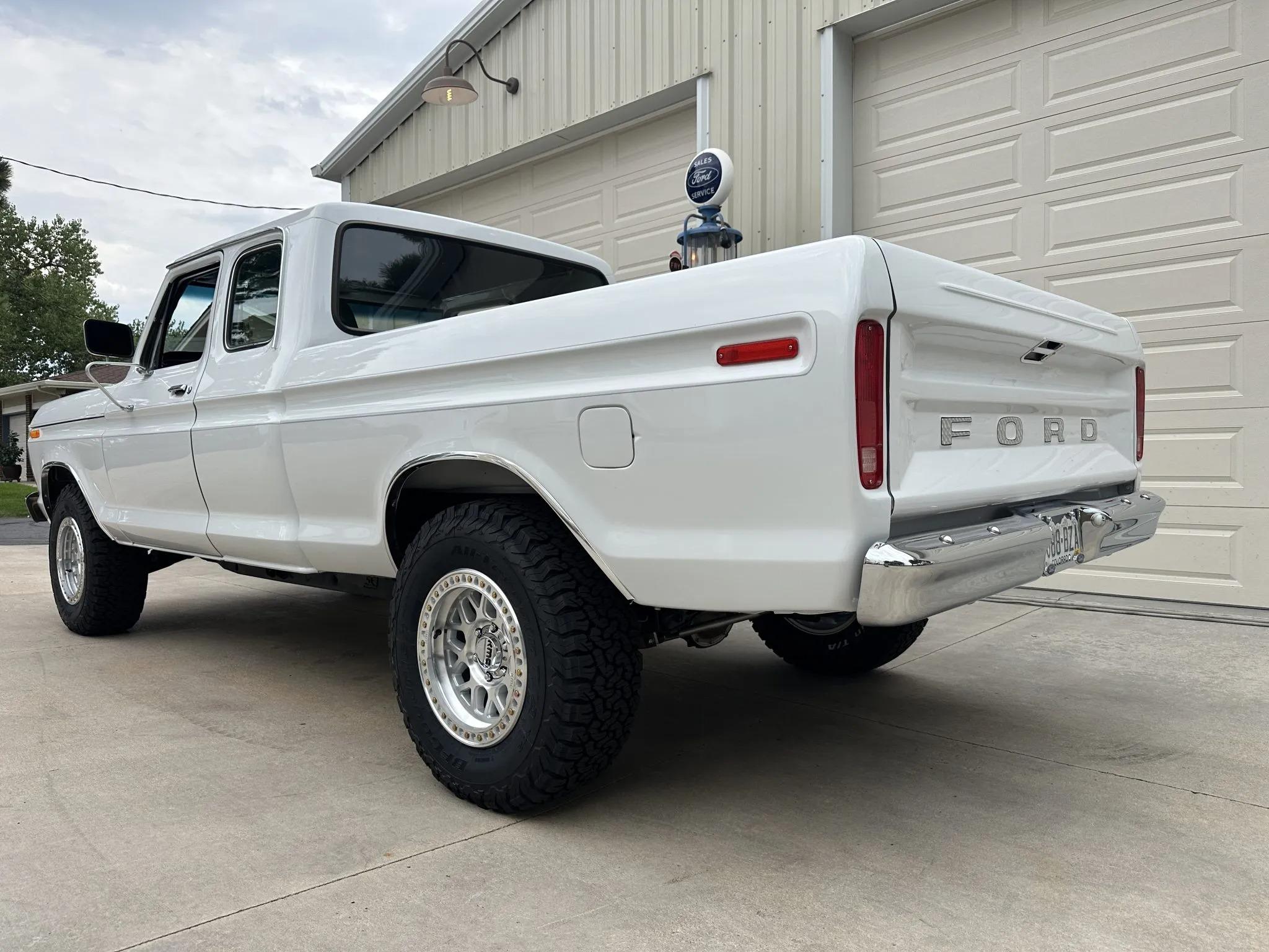 Modified 1975 Ford F-250 SuperCab 4×4