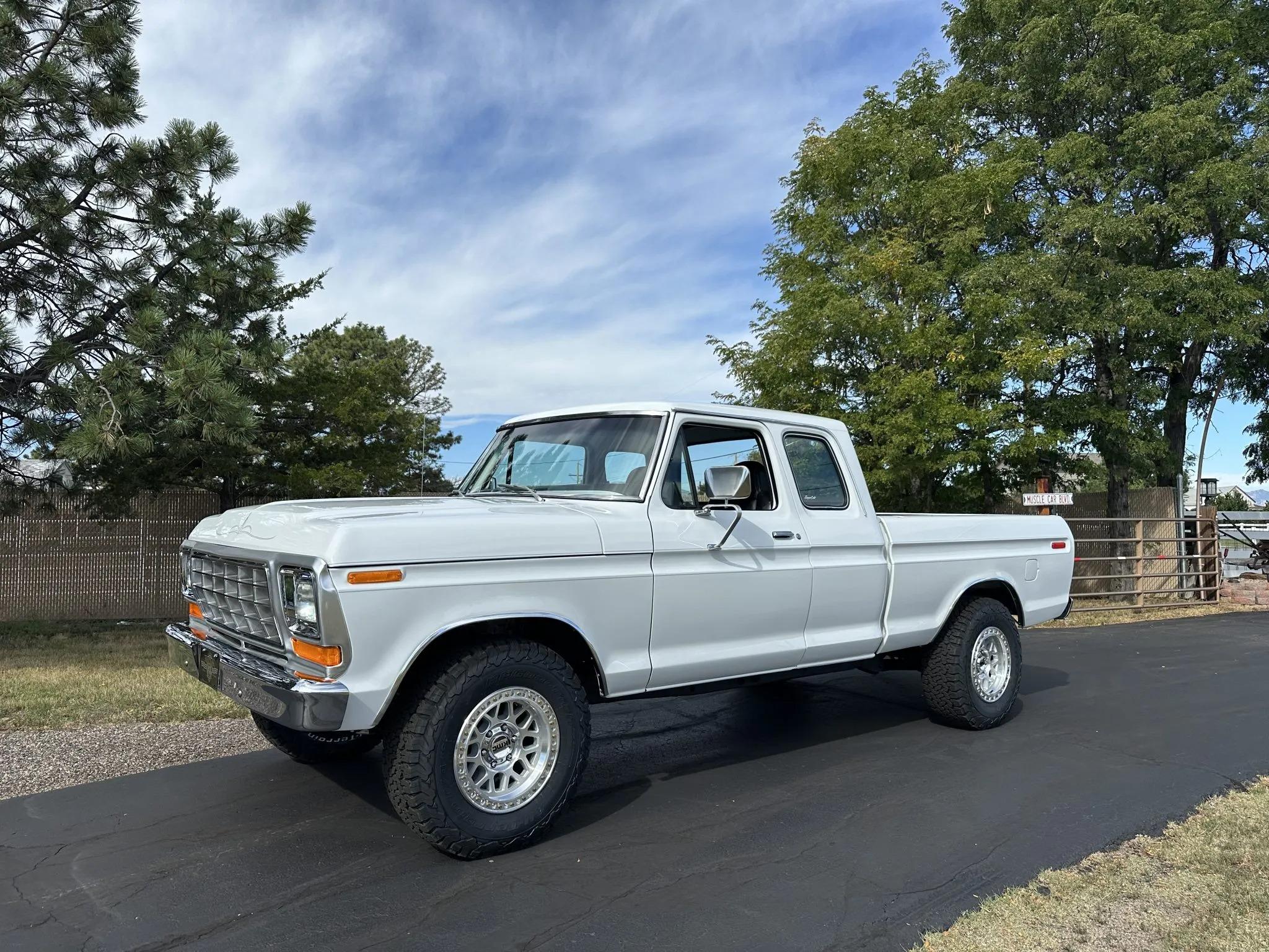 Modified 1975 Ford F-250 SuperCab 4×4