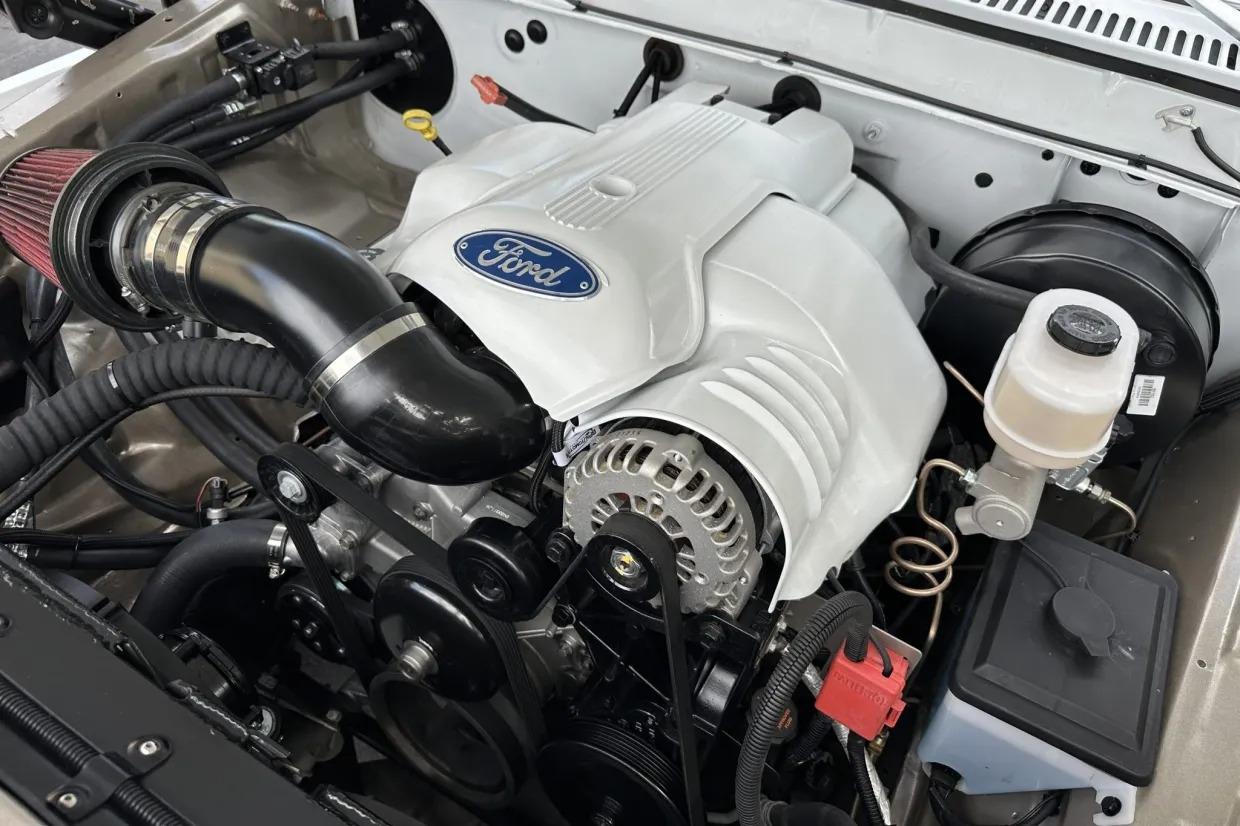 Modified 1975 Ford F-250 SuperCab 4×4