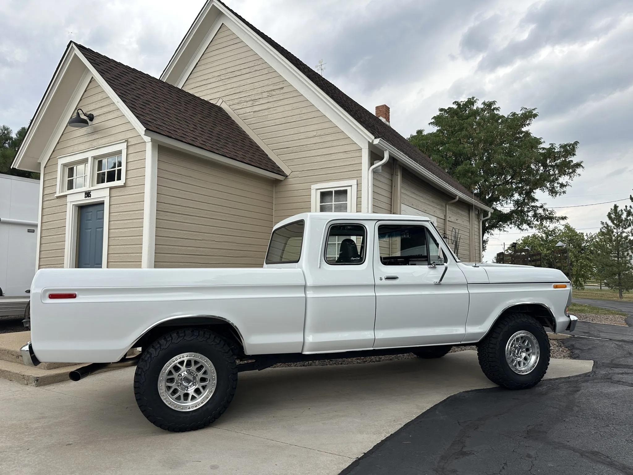 Modified 1975 Ford F-250 SuperCab 4×4
