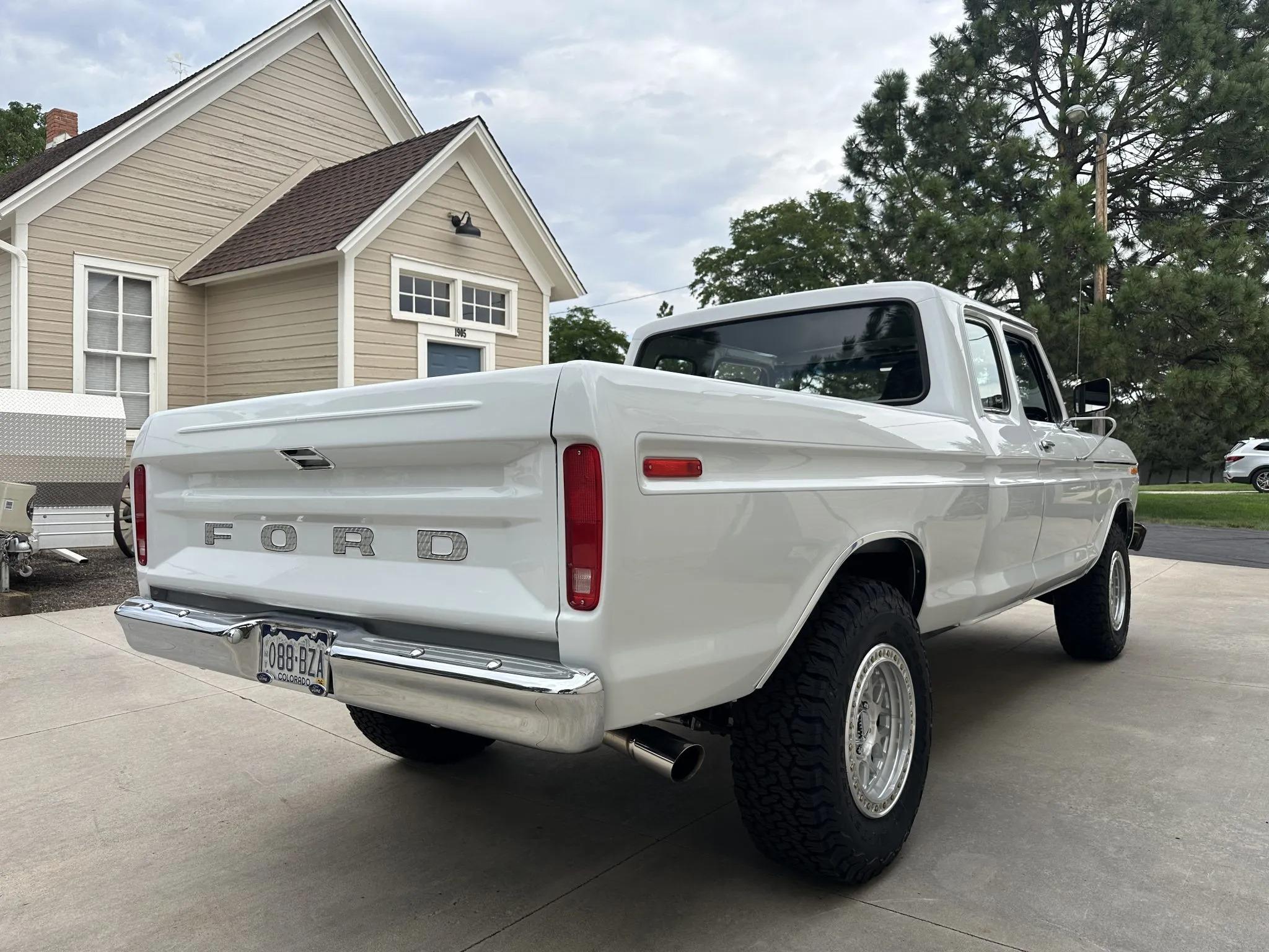 Modified 1975 Ford F-250 SuperCab 4×4
