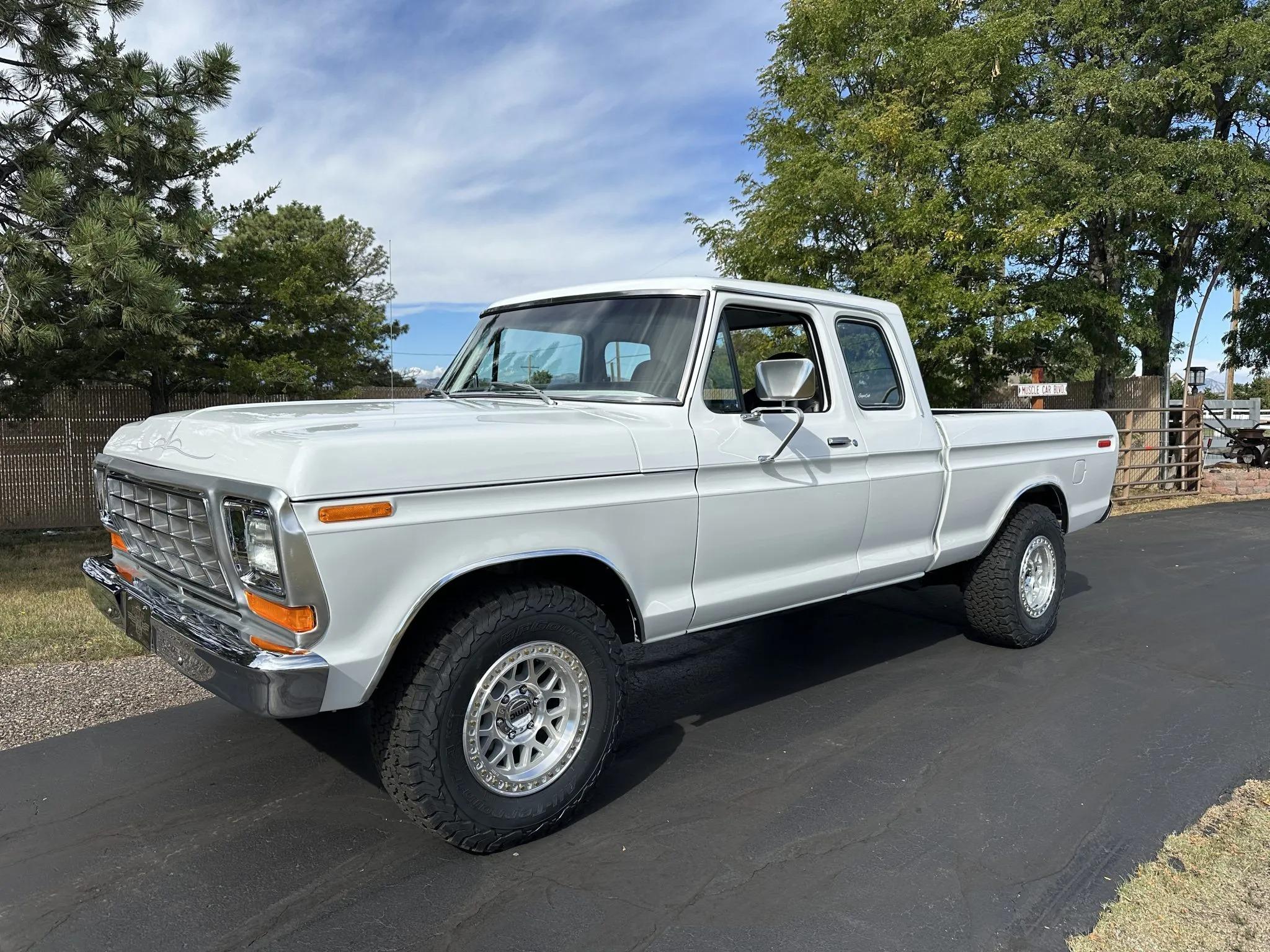 Modified 1975 Ford F-250 SuperCab 4×4