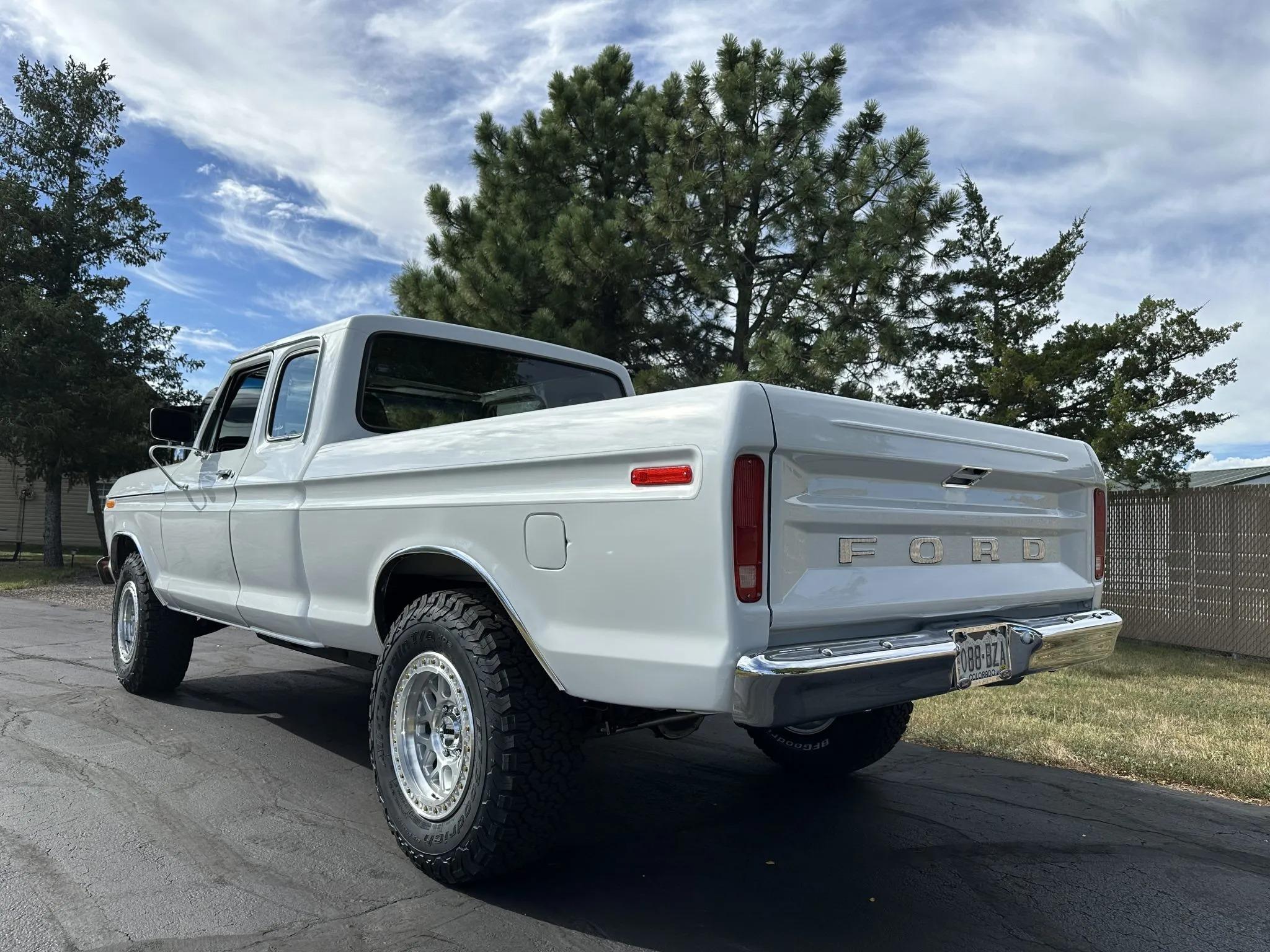 Modified 1975 Ford F-250 SuperCab 4×4