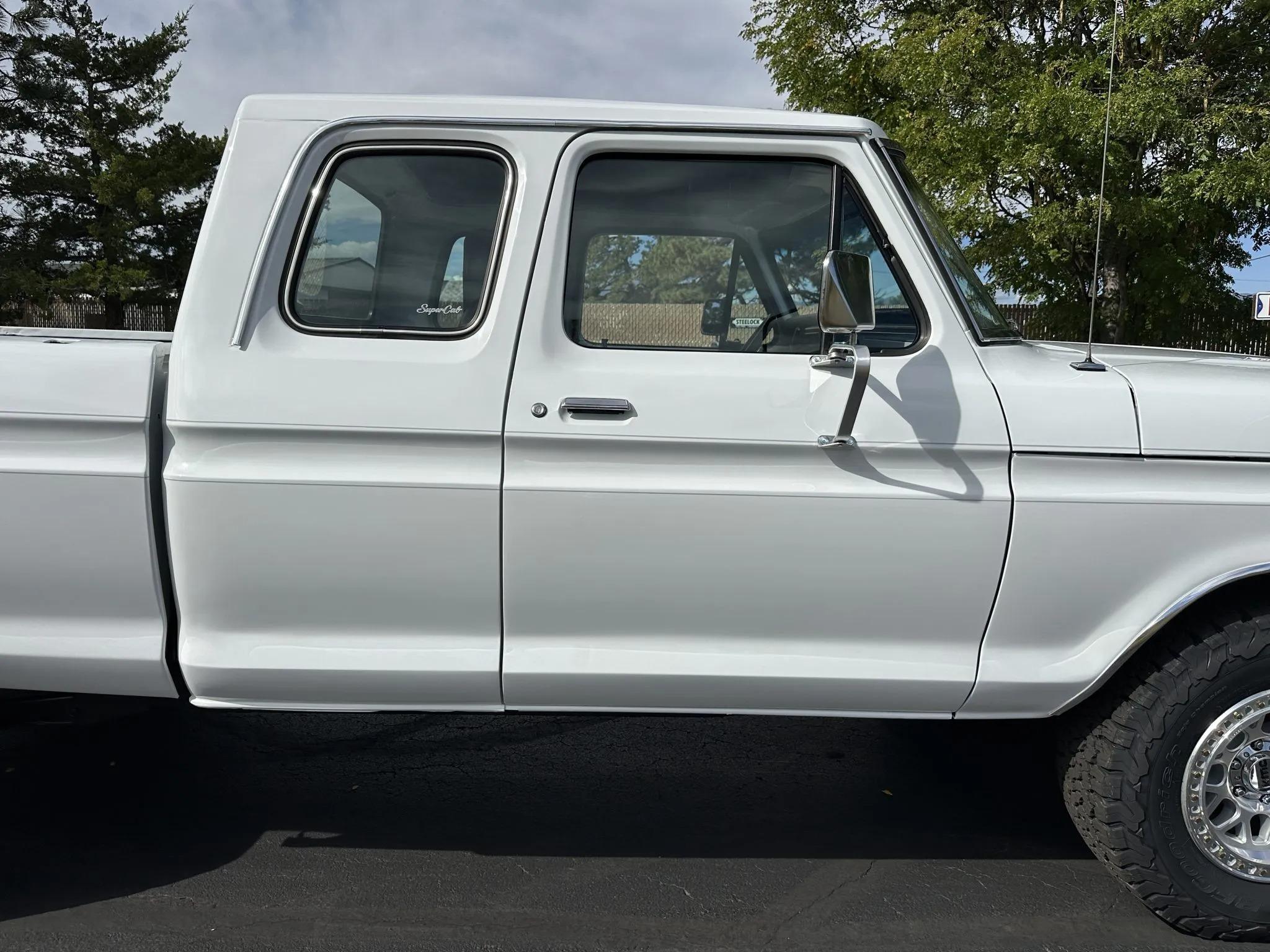 Modified 1975 Ford F-250 SuperCab 4×4