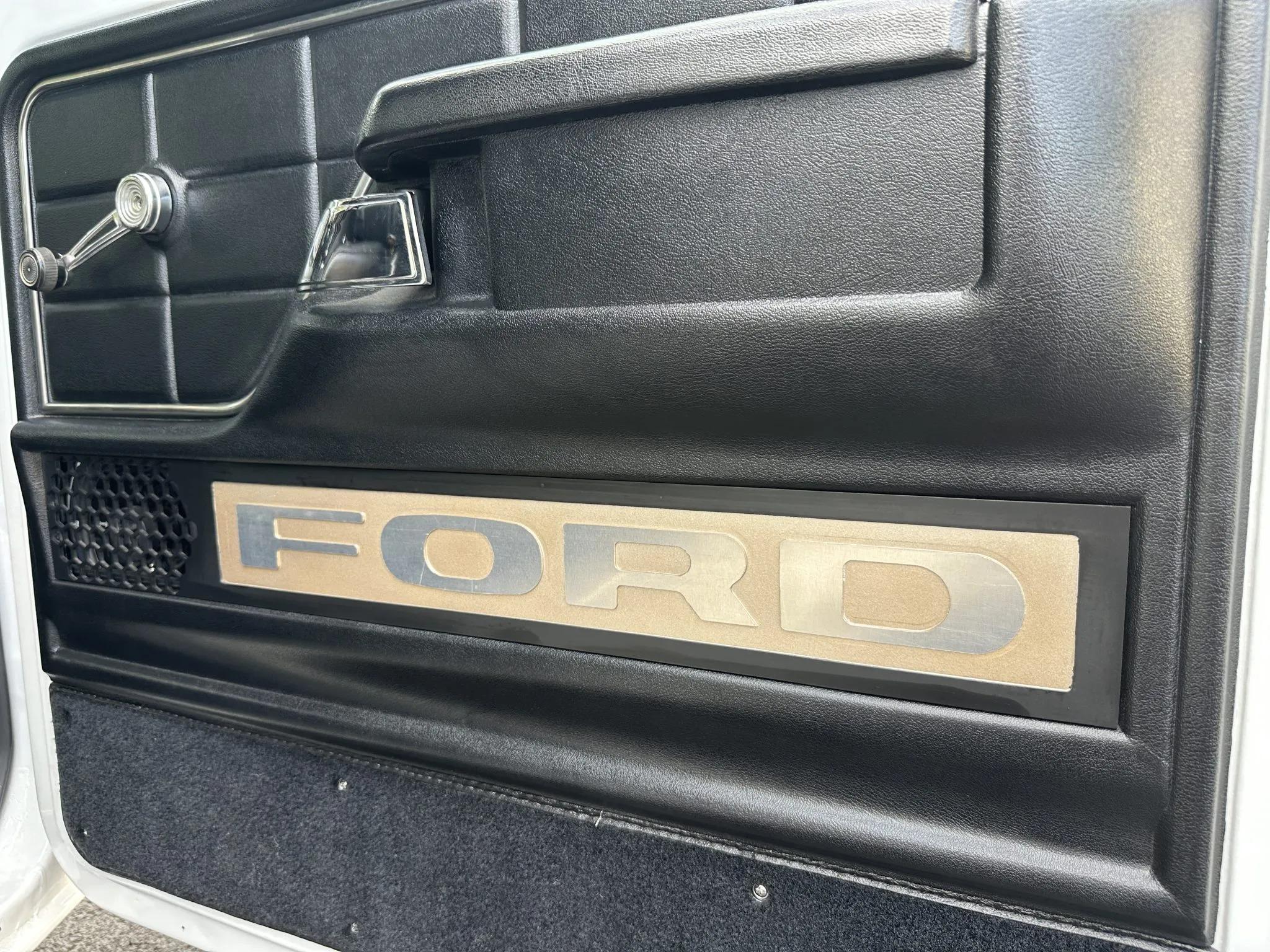 Modified 1975 Ford F-250 SuperCab 4×4