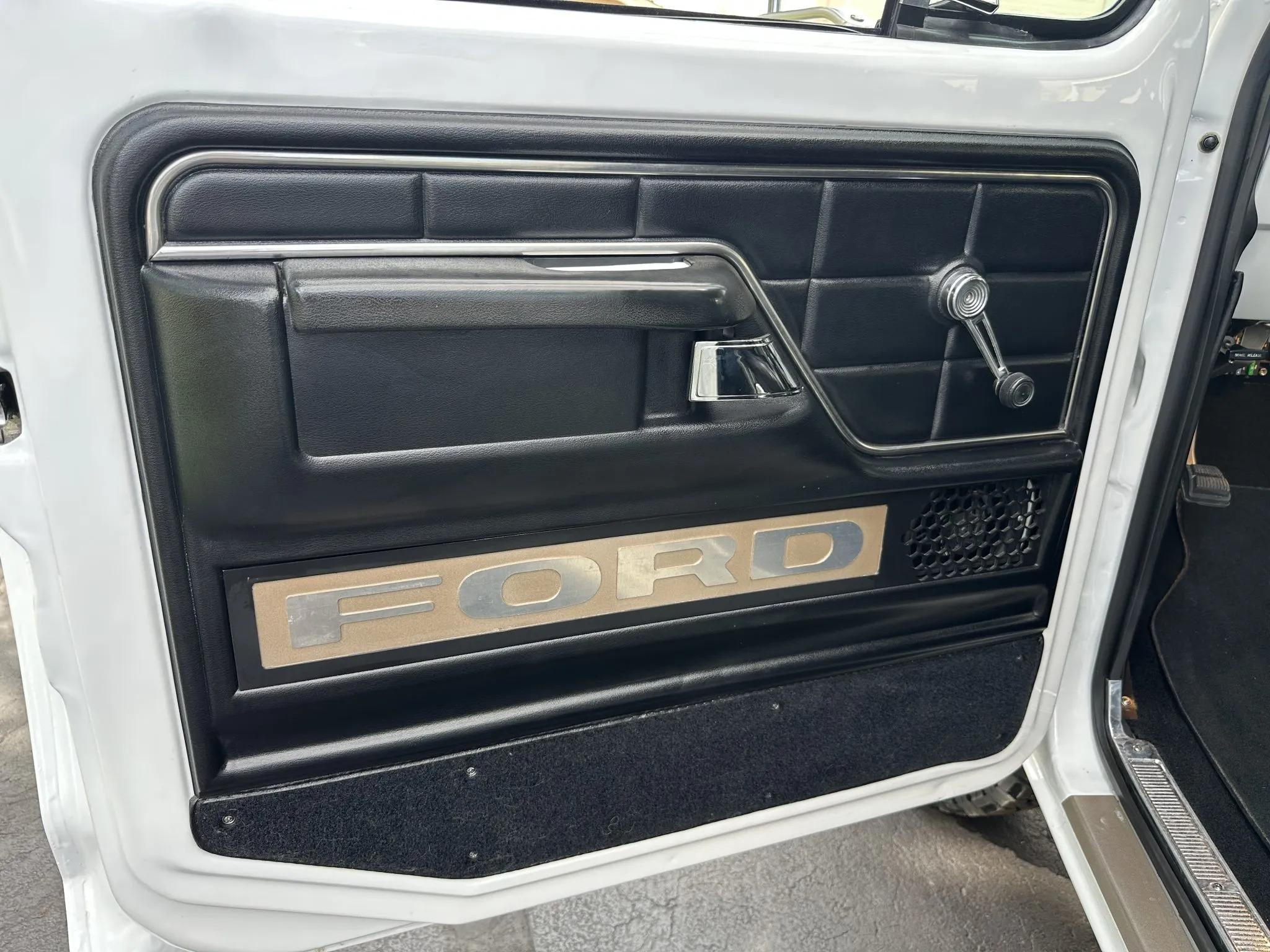 Modified 1975 Ford F-250 SuperCab 4×4