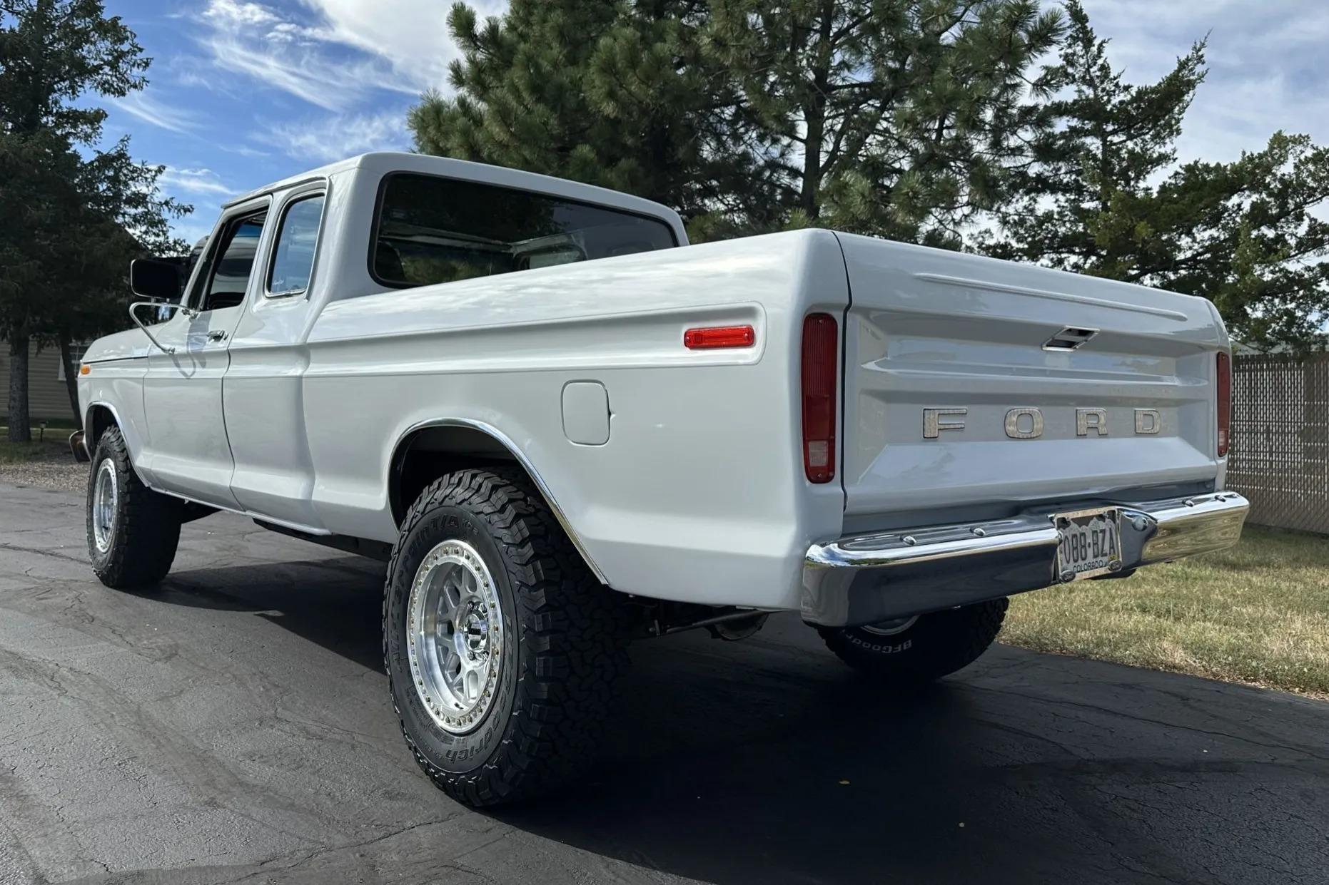 Modified 1975 Ford F-250 SuperCab 4×4