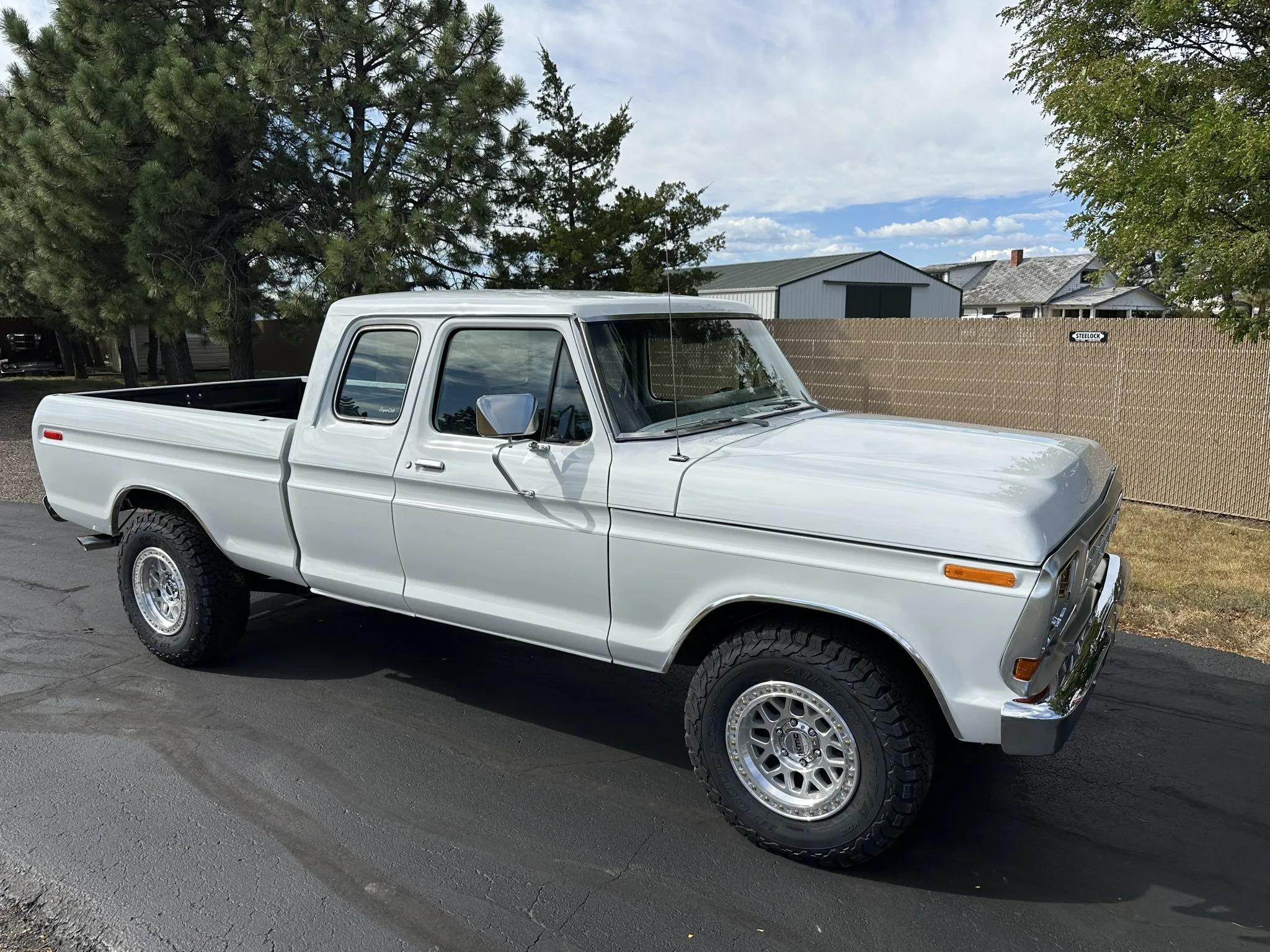 Modified 1975 Ford F-250 SuperCab 4×4