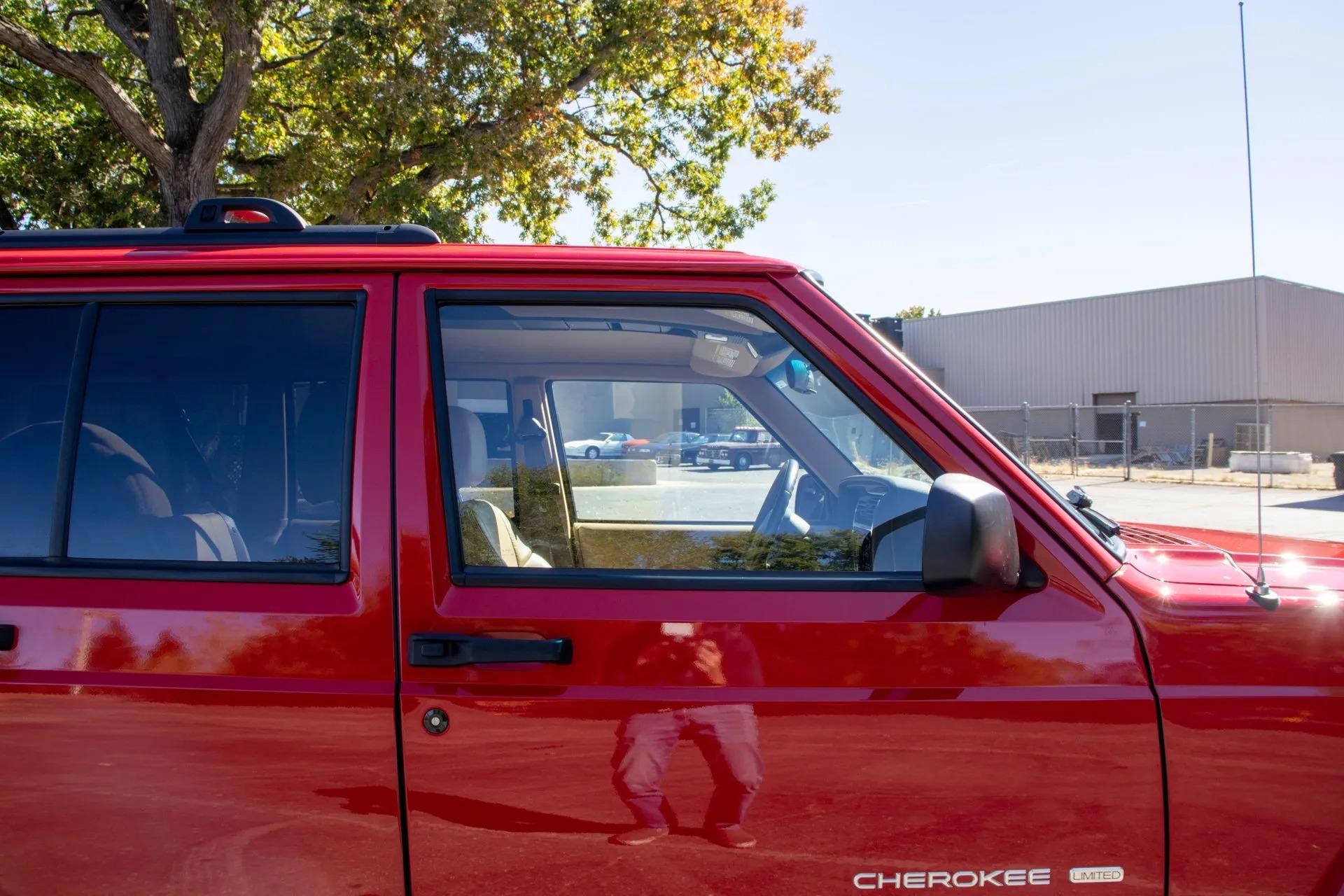 13k Mile 2001 Jeep Cherokee Limited