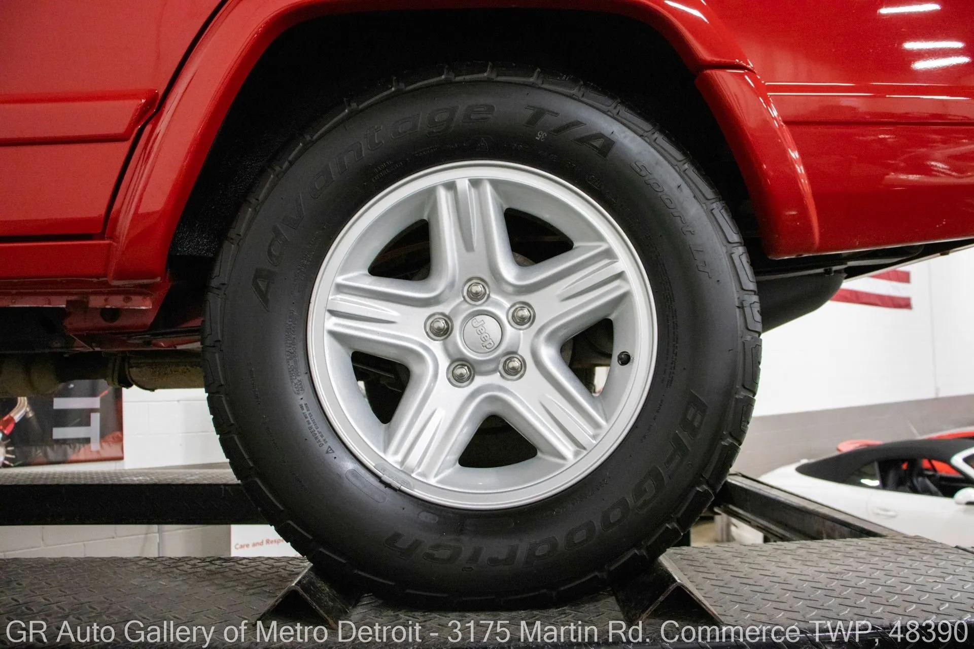 13k Mile 2001 Jeep Cherokee Limited