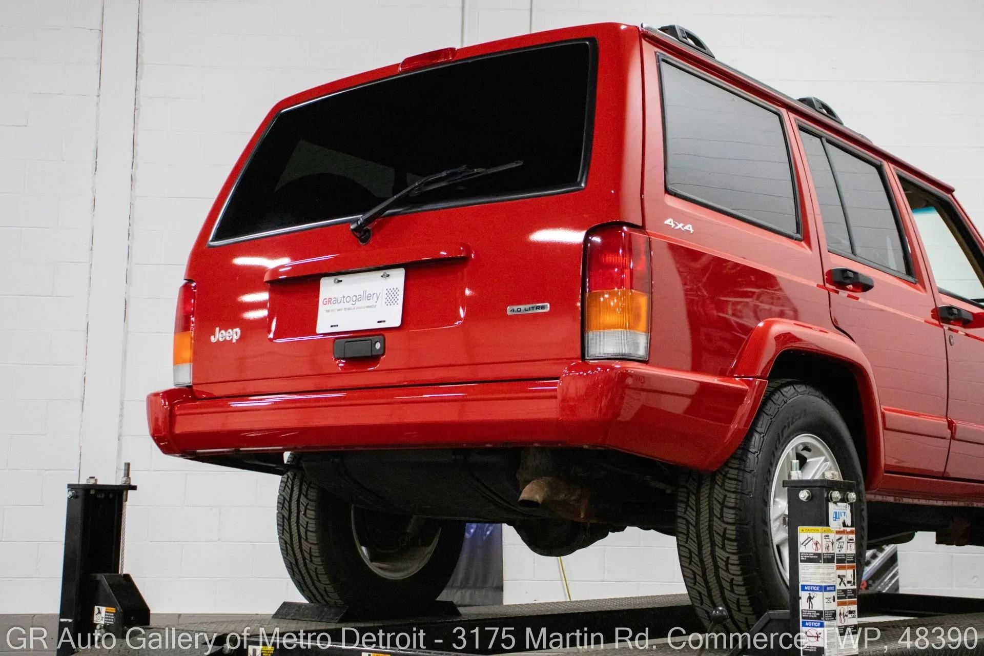 13k Mile 2001 Jeep Cherokee Limited