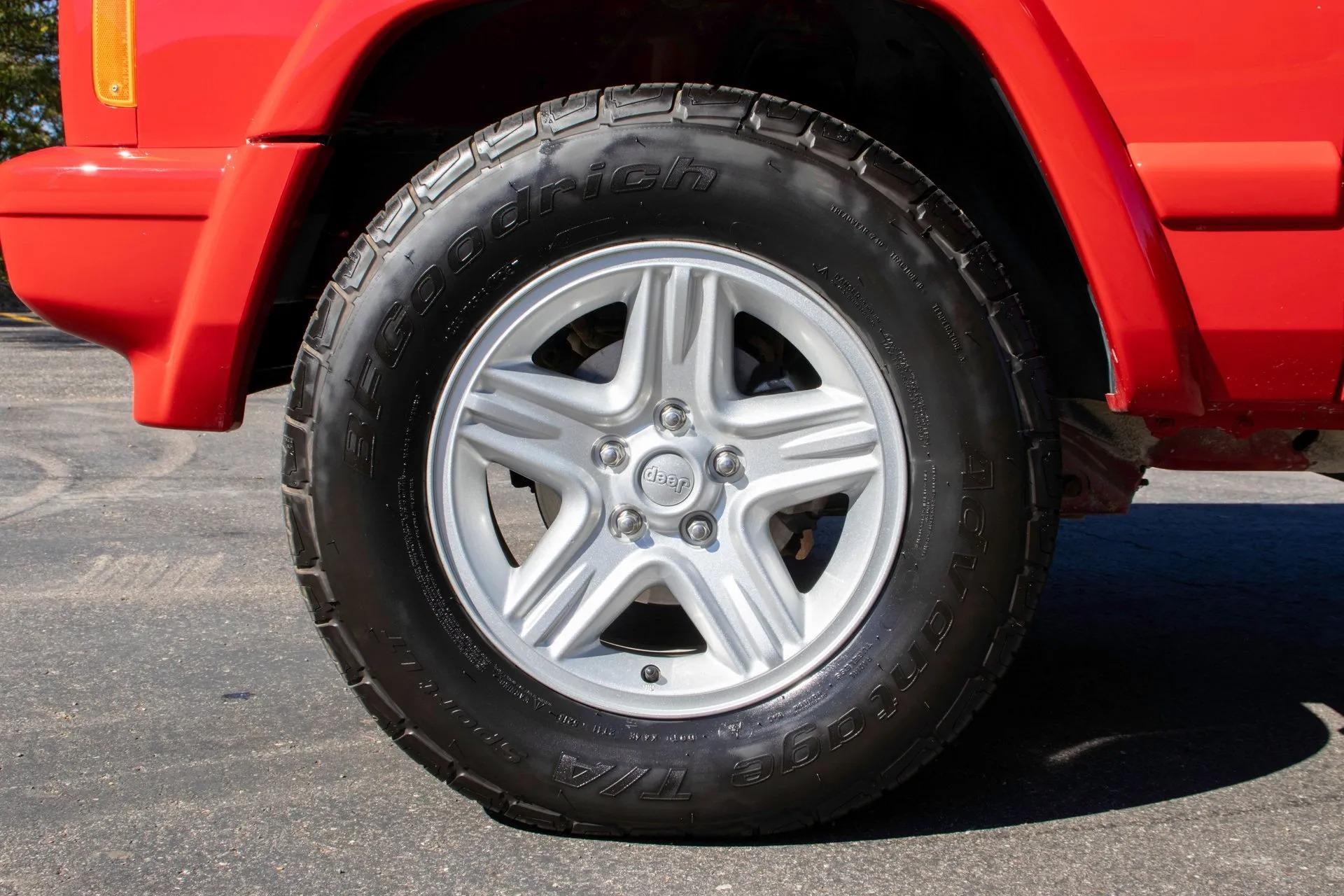 13k Mile 2001 Jeep Cherokee Limited