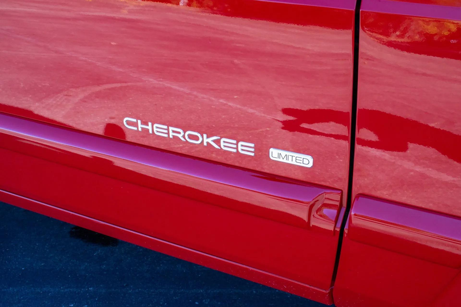 13k Mile 2001 Jeep Cherokee Limited