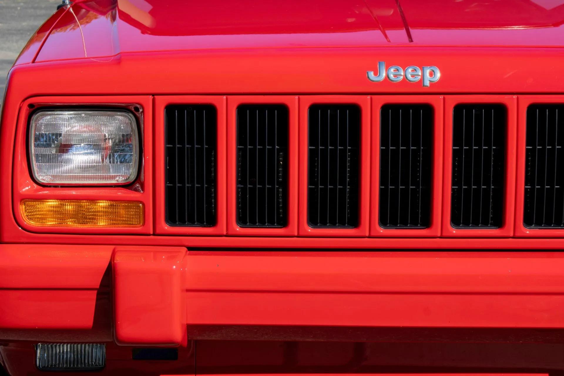 13k Mile 2001 Jeep Cherokee Limited