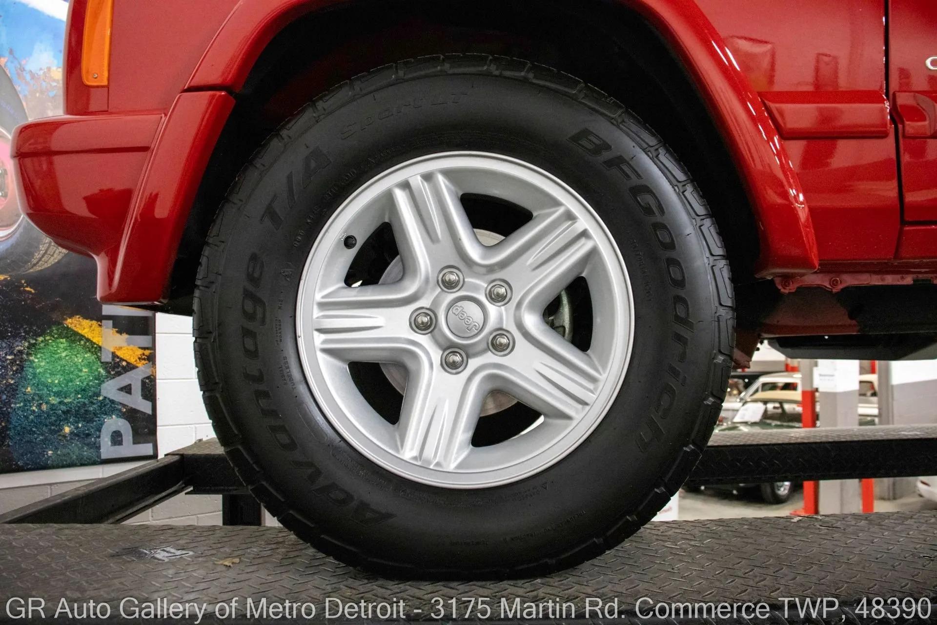 13k Mile 2001 Jeep Cherokee Limited