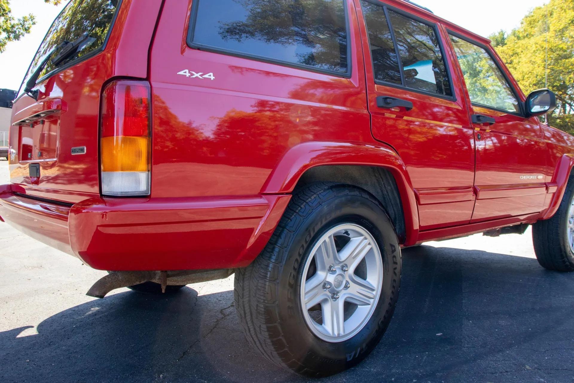 13k Mile 2001 Jeep Cherokee Limited