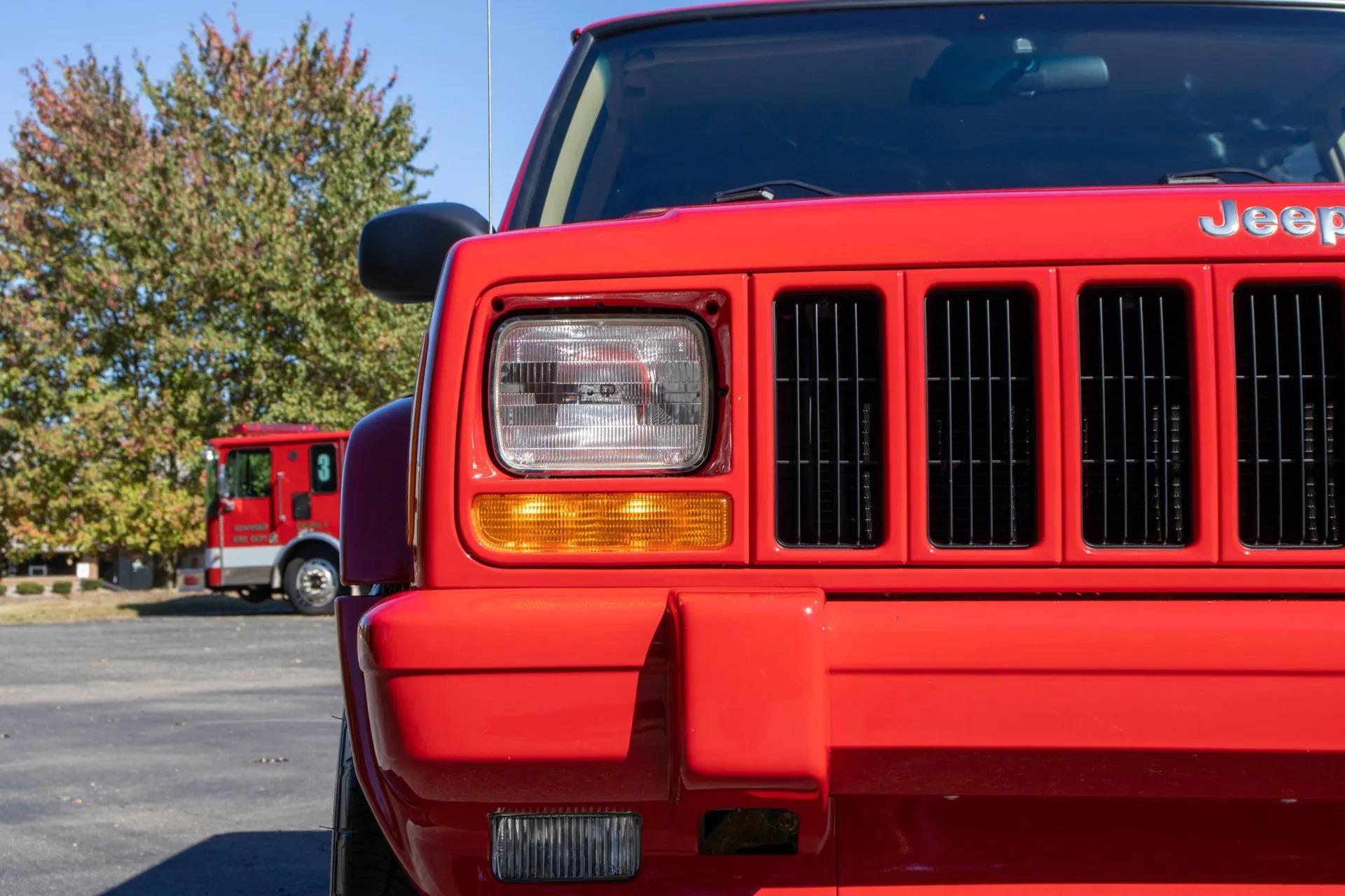 13k Mile 2001 Jeep Cherokee Limited