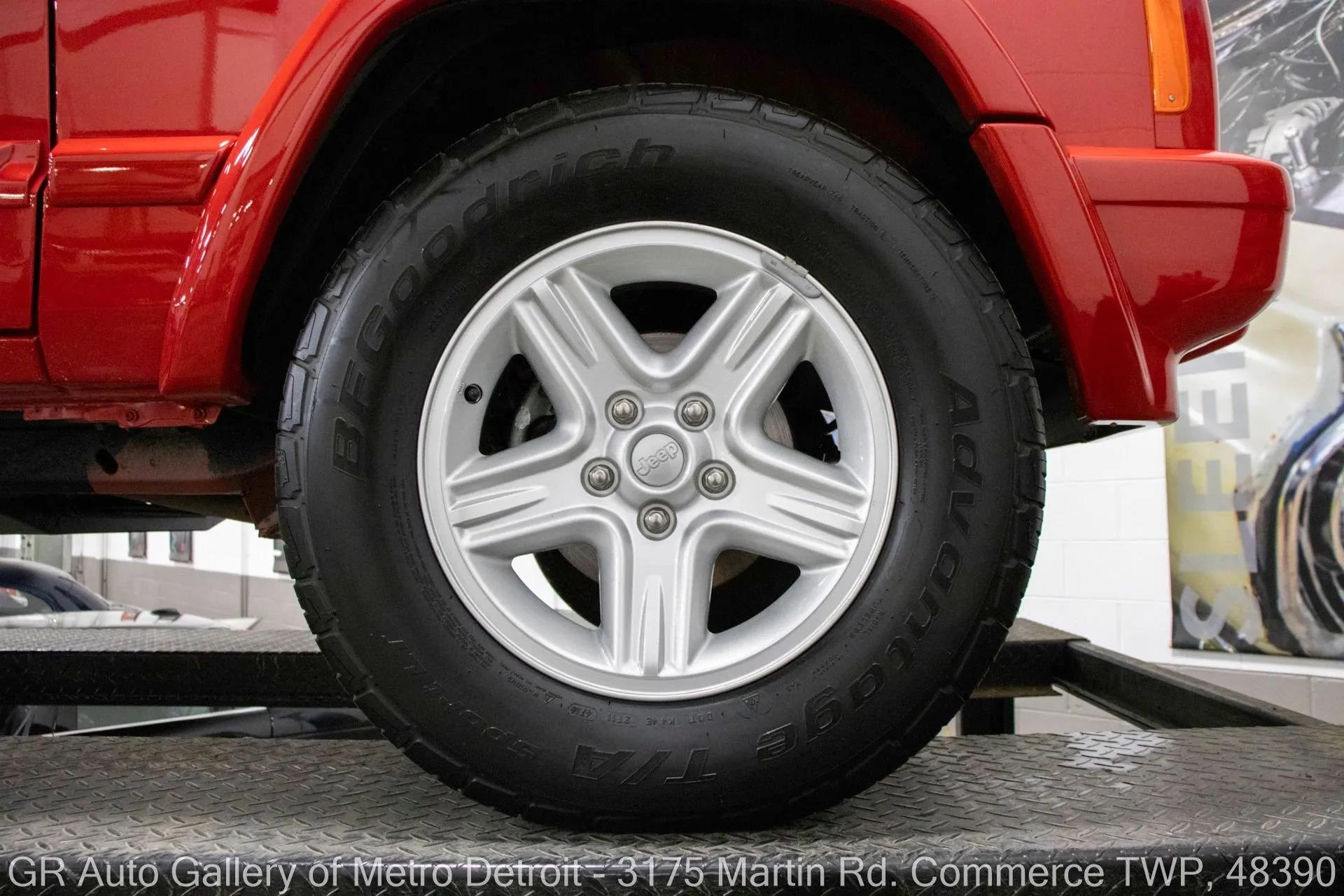 13k Mile 2001 Jeep Cherokee Limited