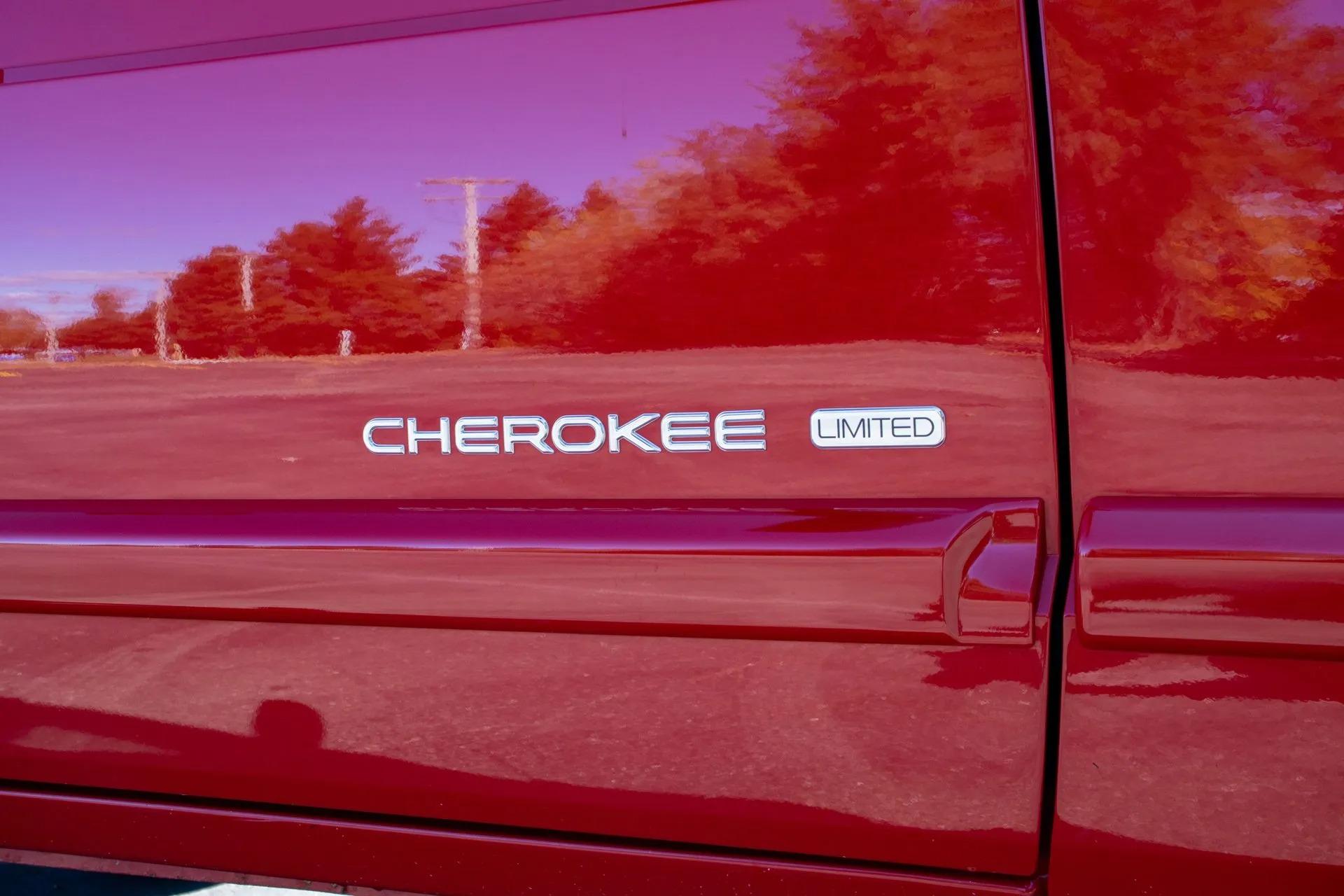 13k Mile 2001 Jeep Cherokee Limited