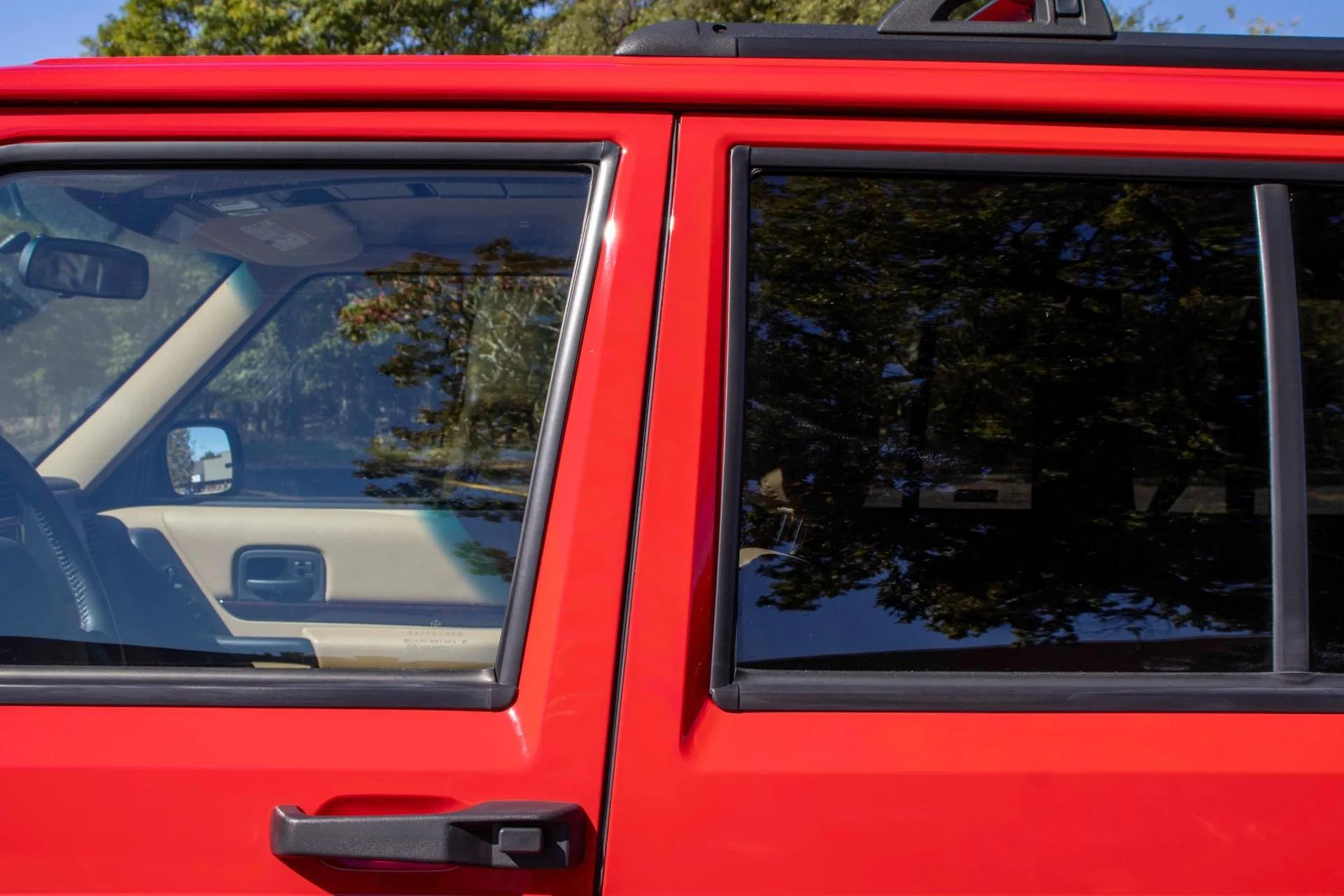 13k Mile 2001 Jeep Cherokee Limited