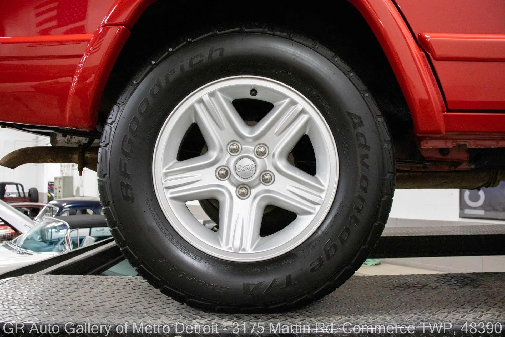 13k Mile 2001 Jeep Cherokee Limited