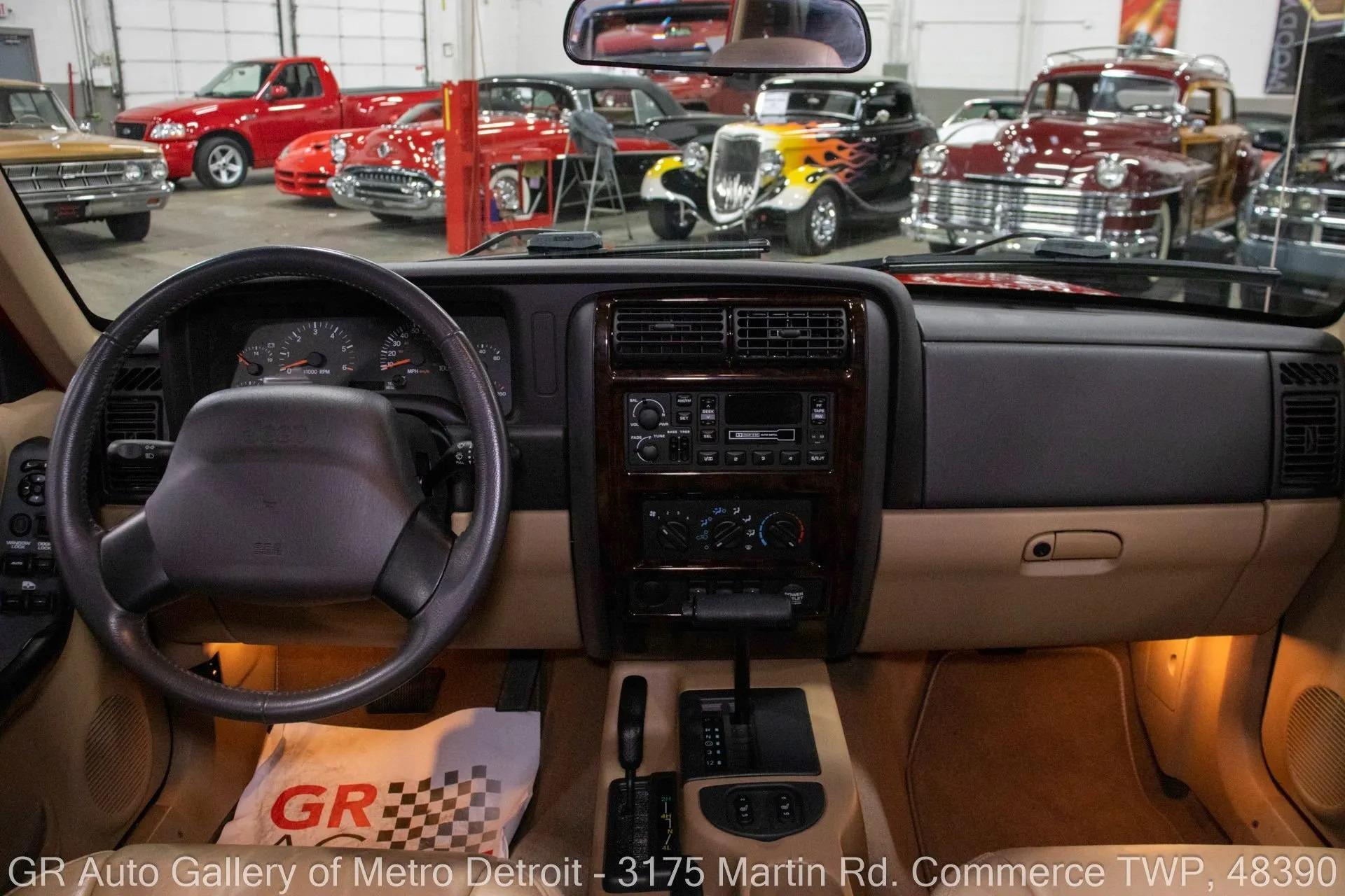 13k Mile 2001 Jeep Cherokee Limited