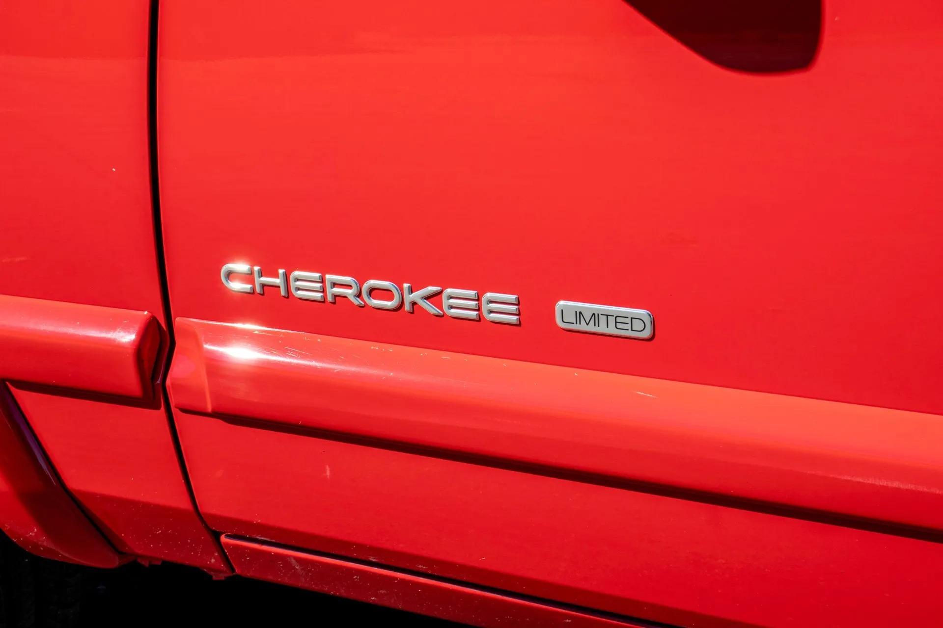 13k Mile 2001 Jeep Cherokee Limited