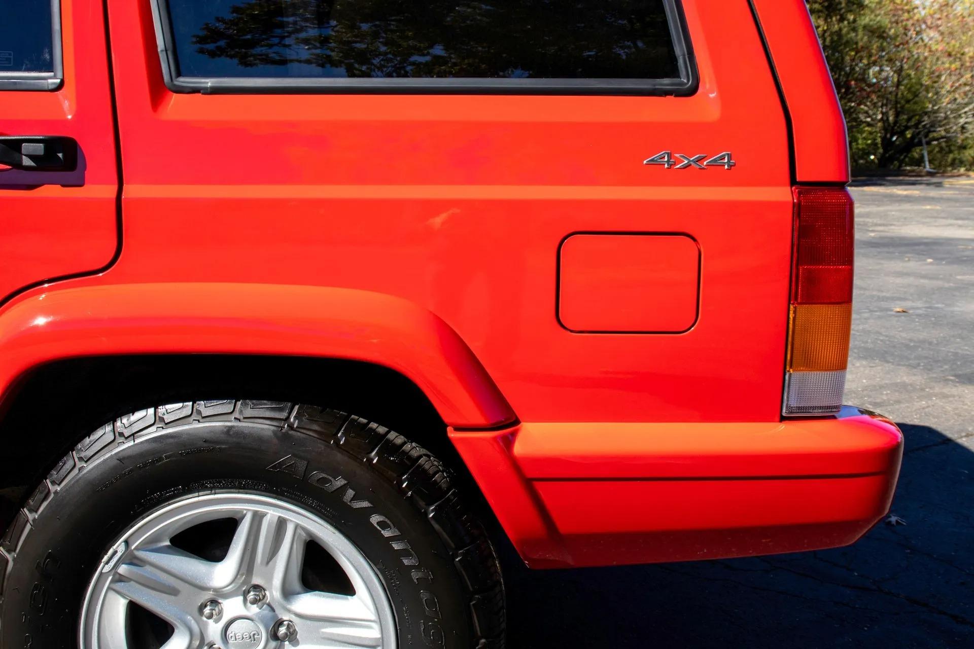 13k Mile 2001 Jeep Cherokee Limited