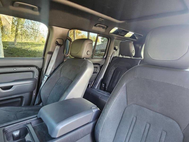 2024 Land Rover Defender 110 Urban Widetrack