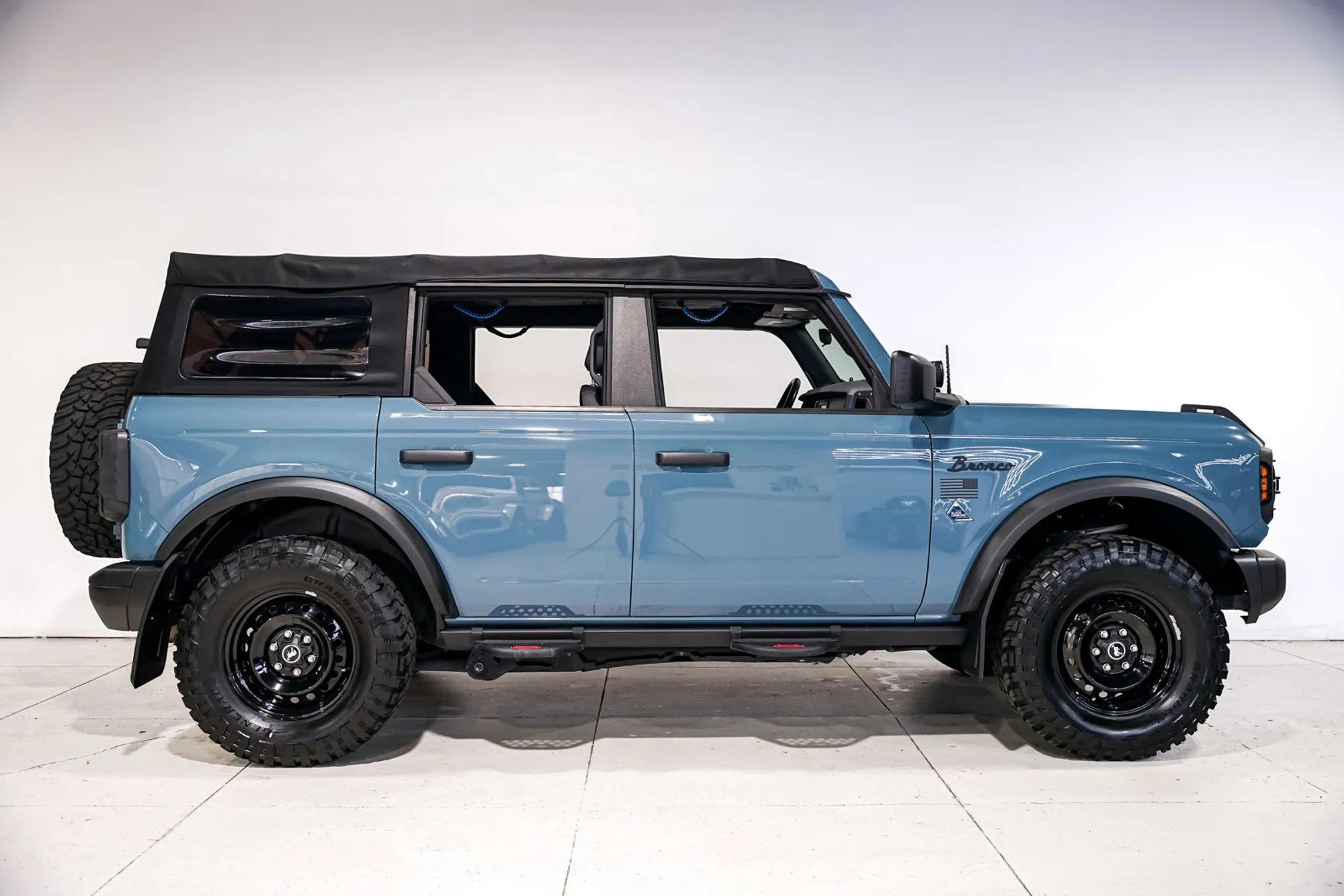 2022 Ford Bronco Black Diamond - 2