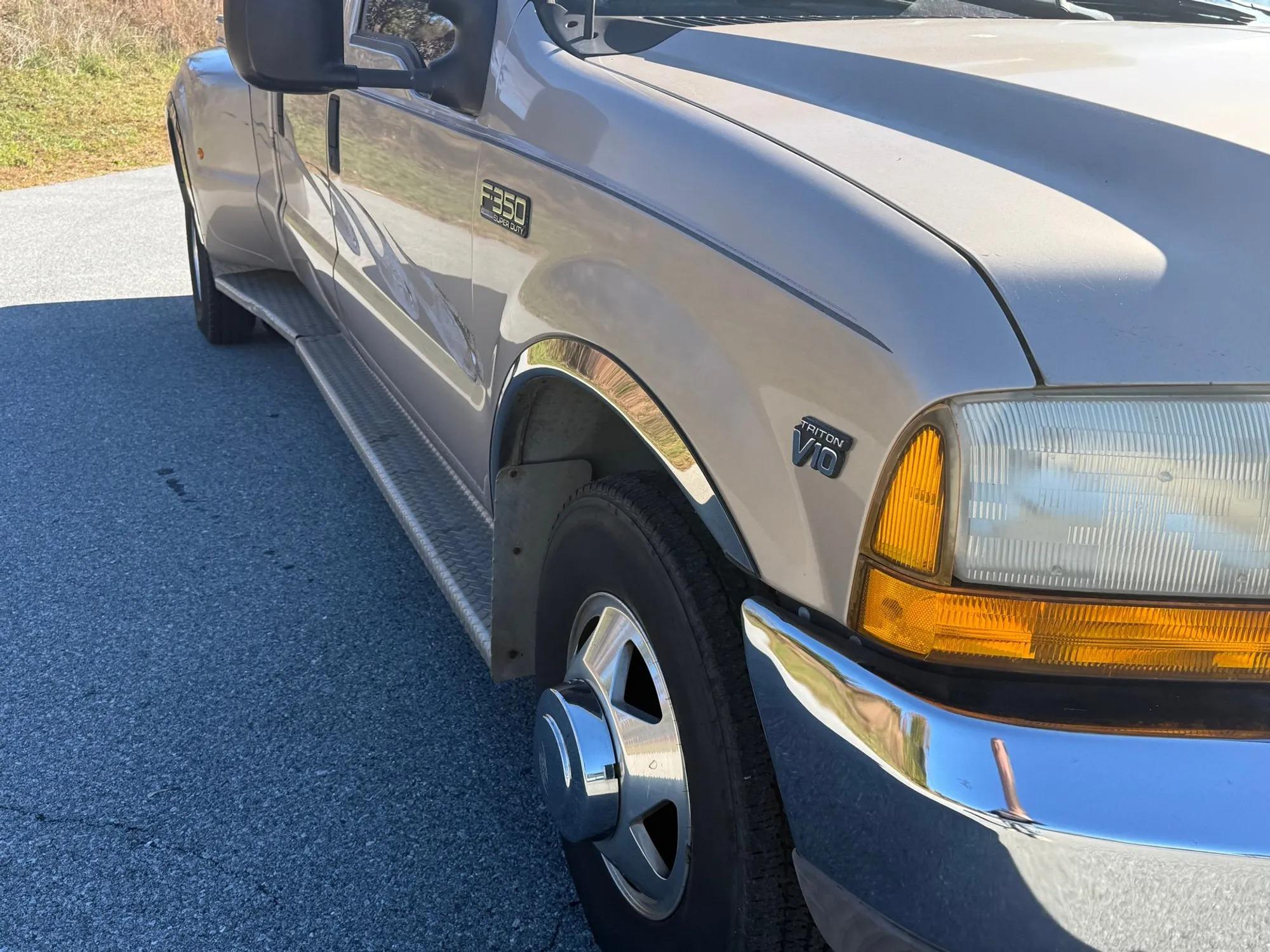 V10-Powered 1999 Ford F=350 Super Duty