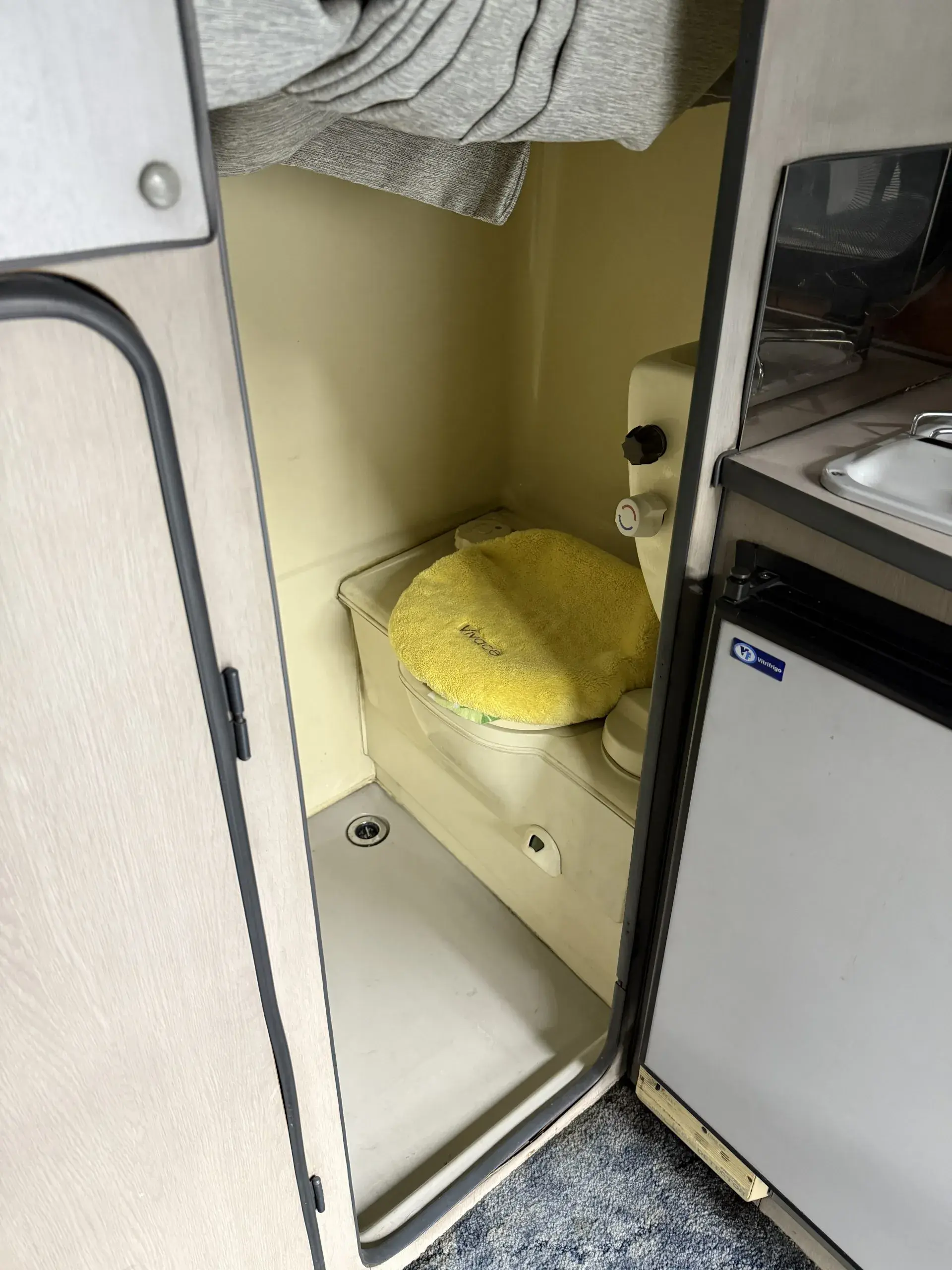 1993 Toyota TownAce Camper by Yokohama - 5