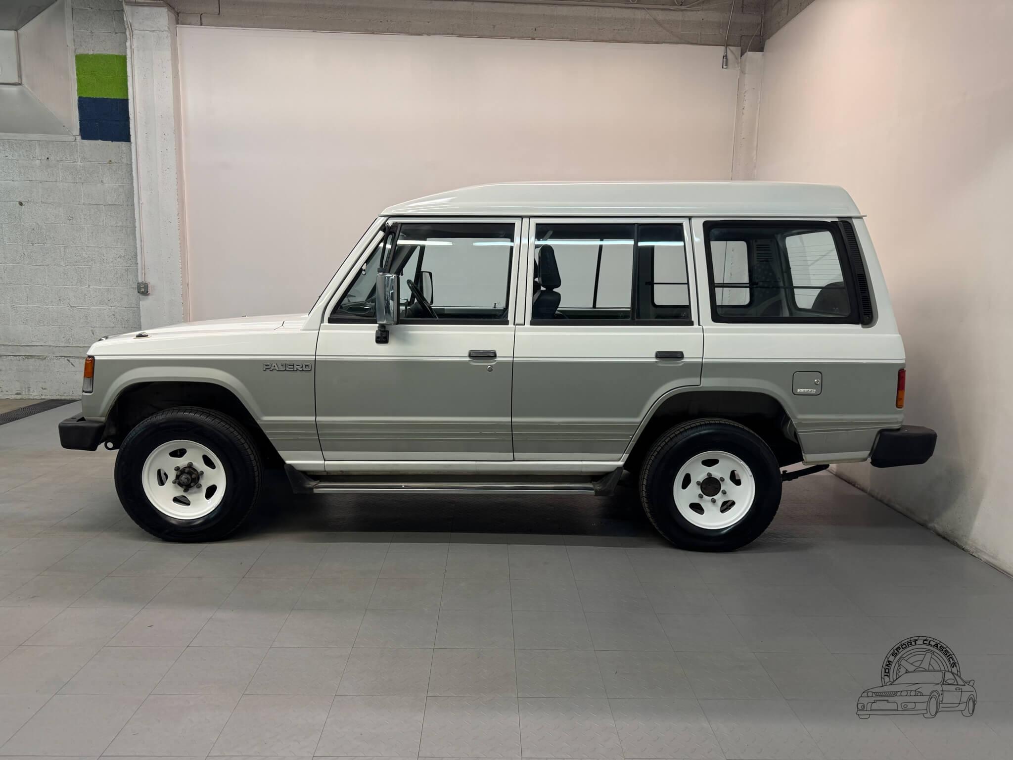 1989 Mitsubishi Pajero DX - 2