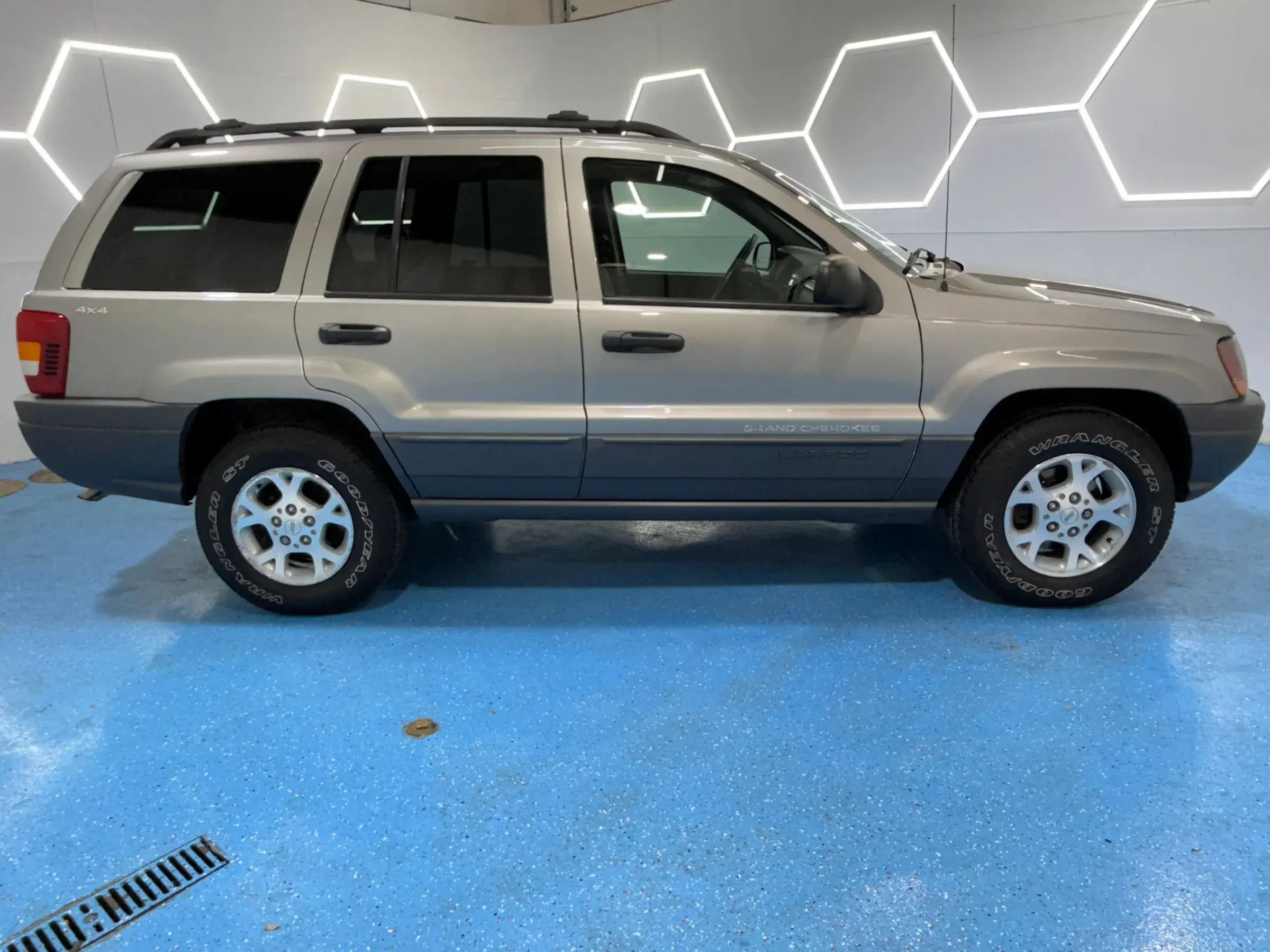 40k-Mile 2001 Jeep Grand Cherokee - 2