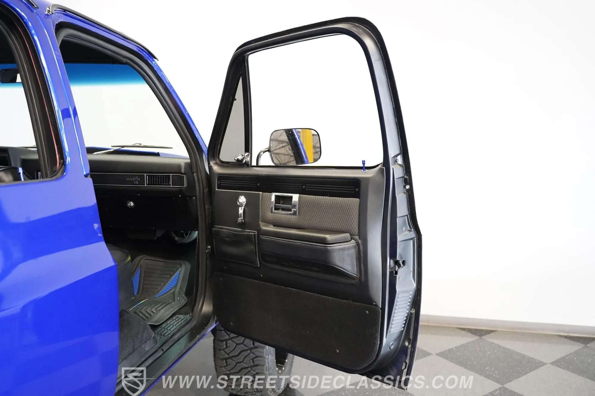 1984 Chevrolet K30 Silverado 4×4 3+3 CREW