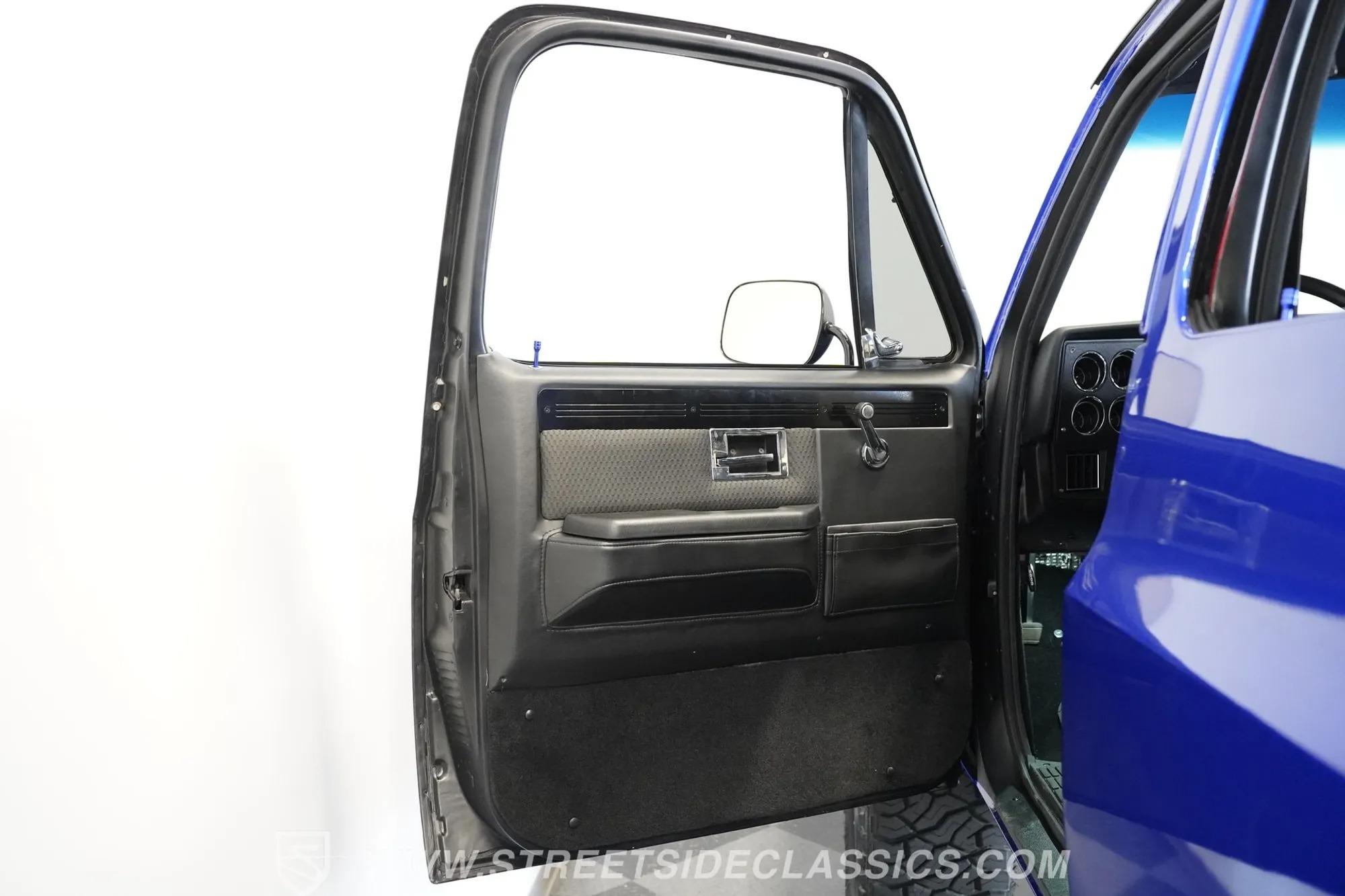 1984 Chevrolet K30 Silverado 4×4 3+3 CREW