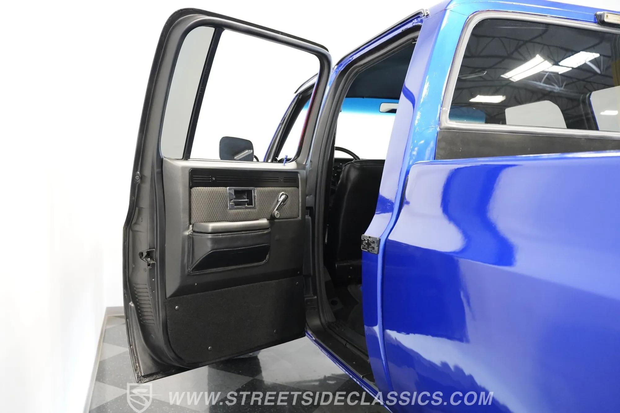 1984 Chevrolet K30 Silverado 4×4 3+3 CREW