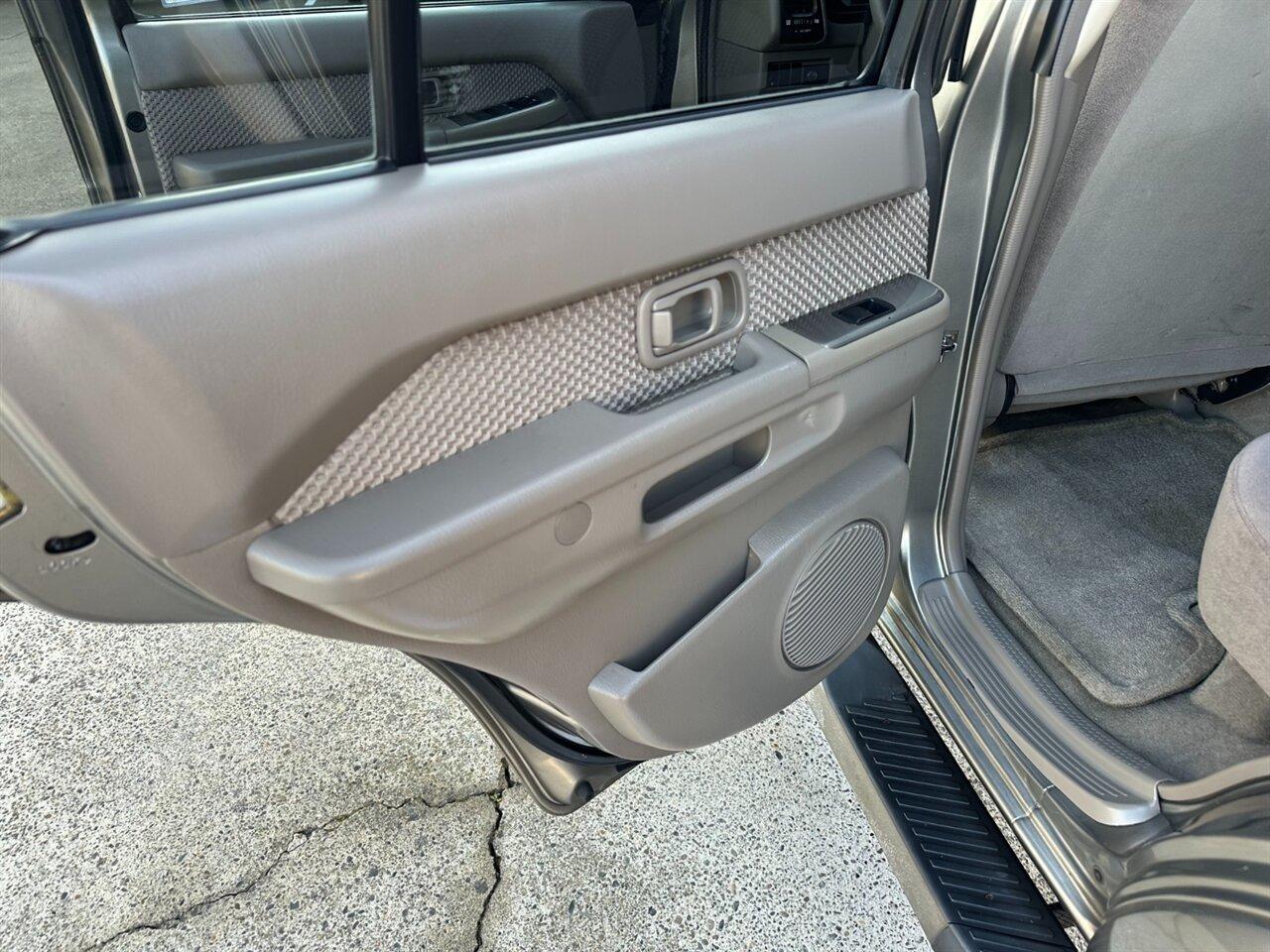 2004 Nissan Pathfinder SE