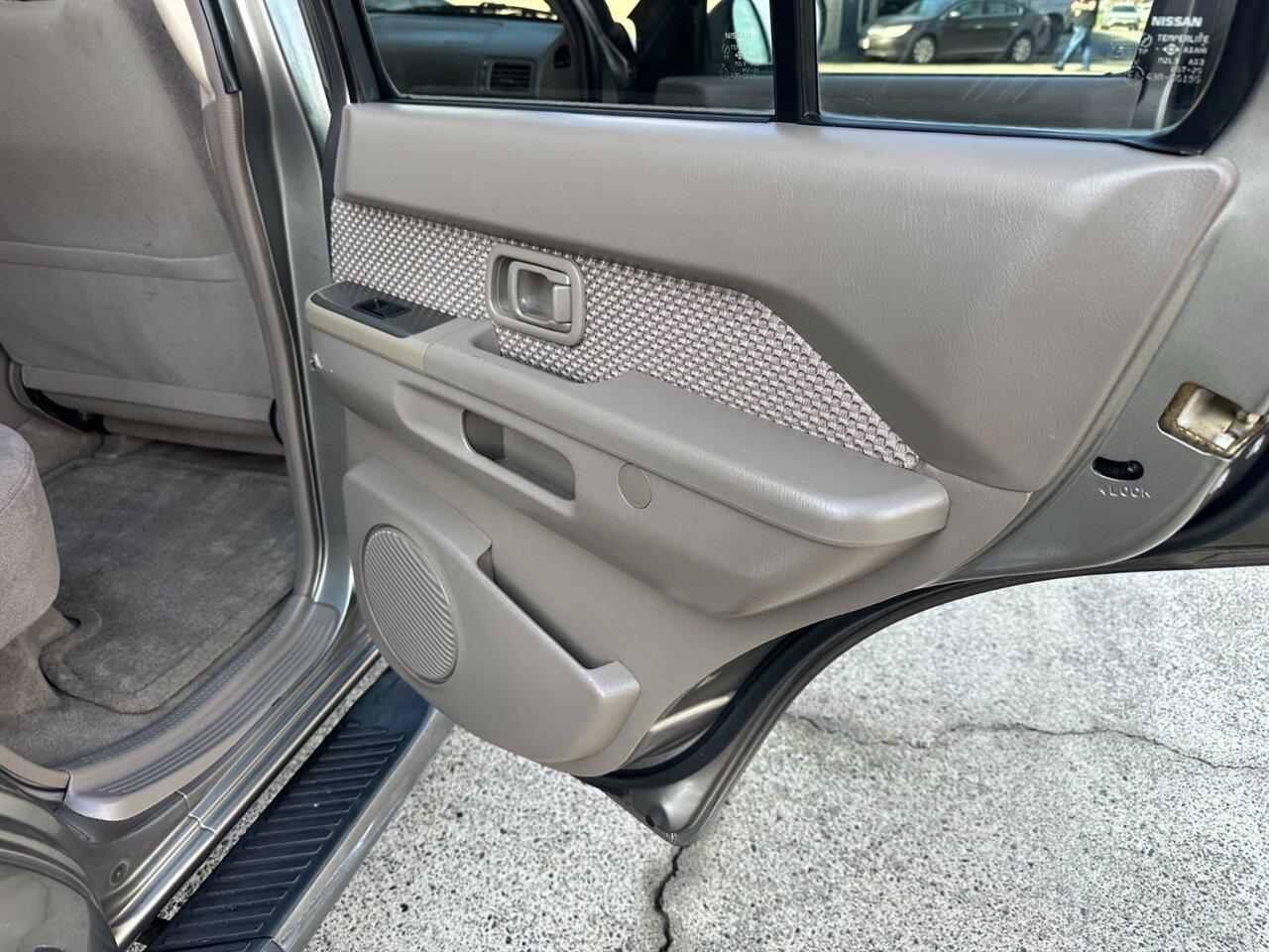 2004 Nissan Pathfinder SE