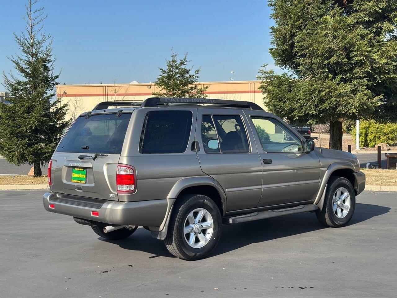 2004 Nissan Pathfinder SE - 4