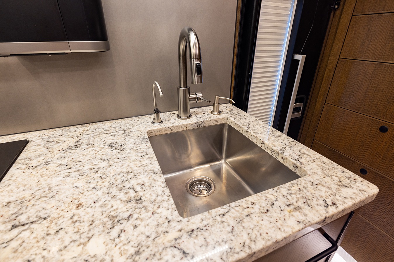 2020 EarthRoamer XV-LTi 010