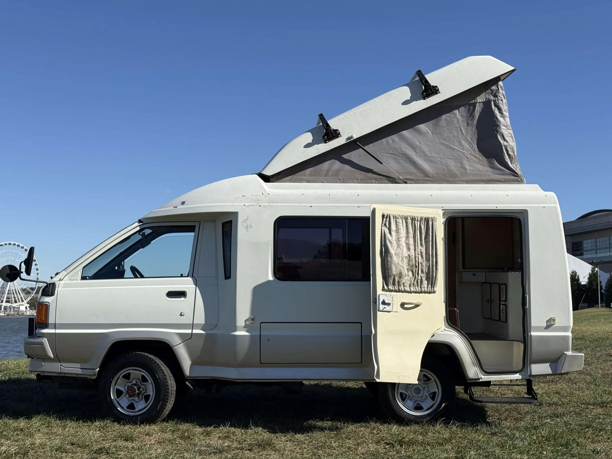 1992 Toyota TownAce Pop-Top Camper