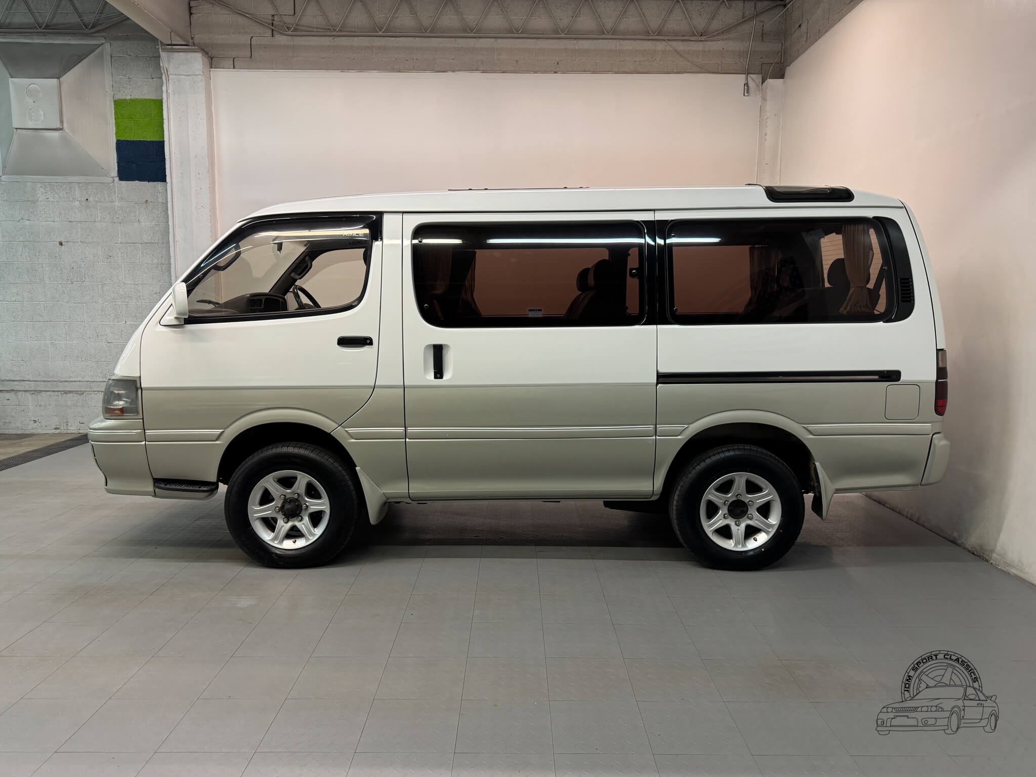 1995 Toyota HiAce Super Custom 4x4 - 2
