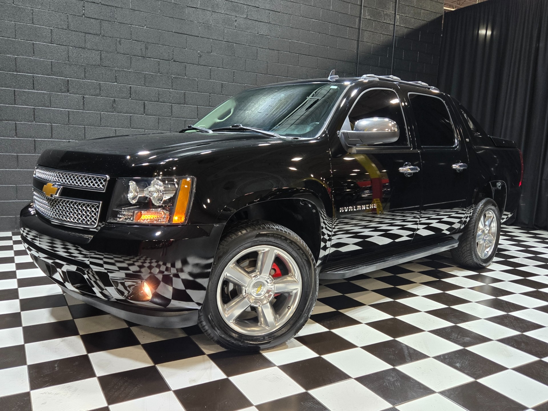 2012 Chevrolet Avalanche LT - 2