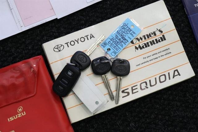 2004 Toyota Sequoia SR5